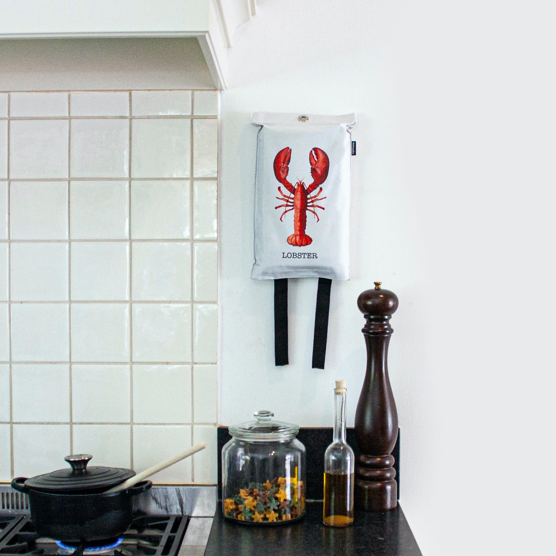 Blusdeken Kreeft Naais│Fire Blanket│art. FB01LOB│in keuken naast pan en pepermolen