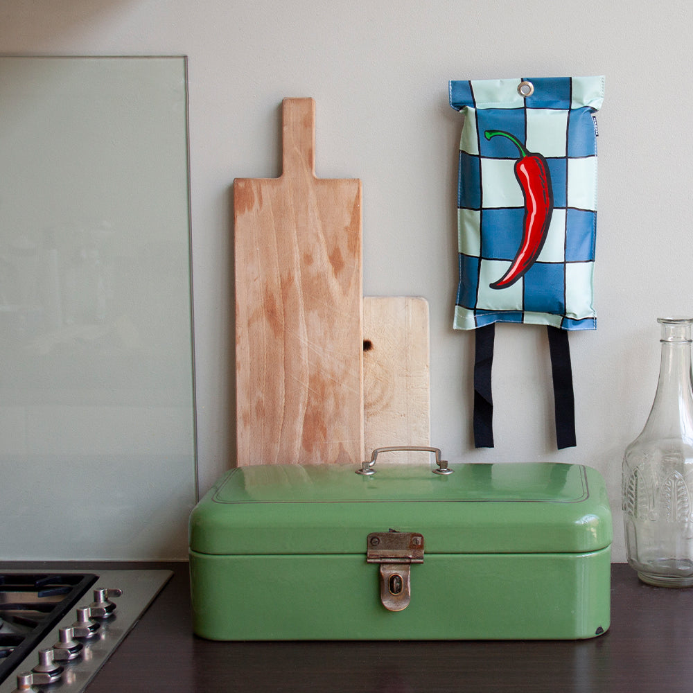 Blusdeken Naaais Rode Peper│Fire Blanket│art. FB01PEP│in keuken boven broodtrommel