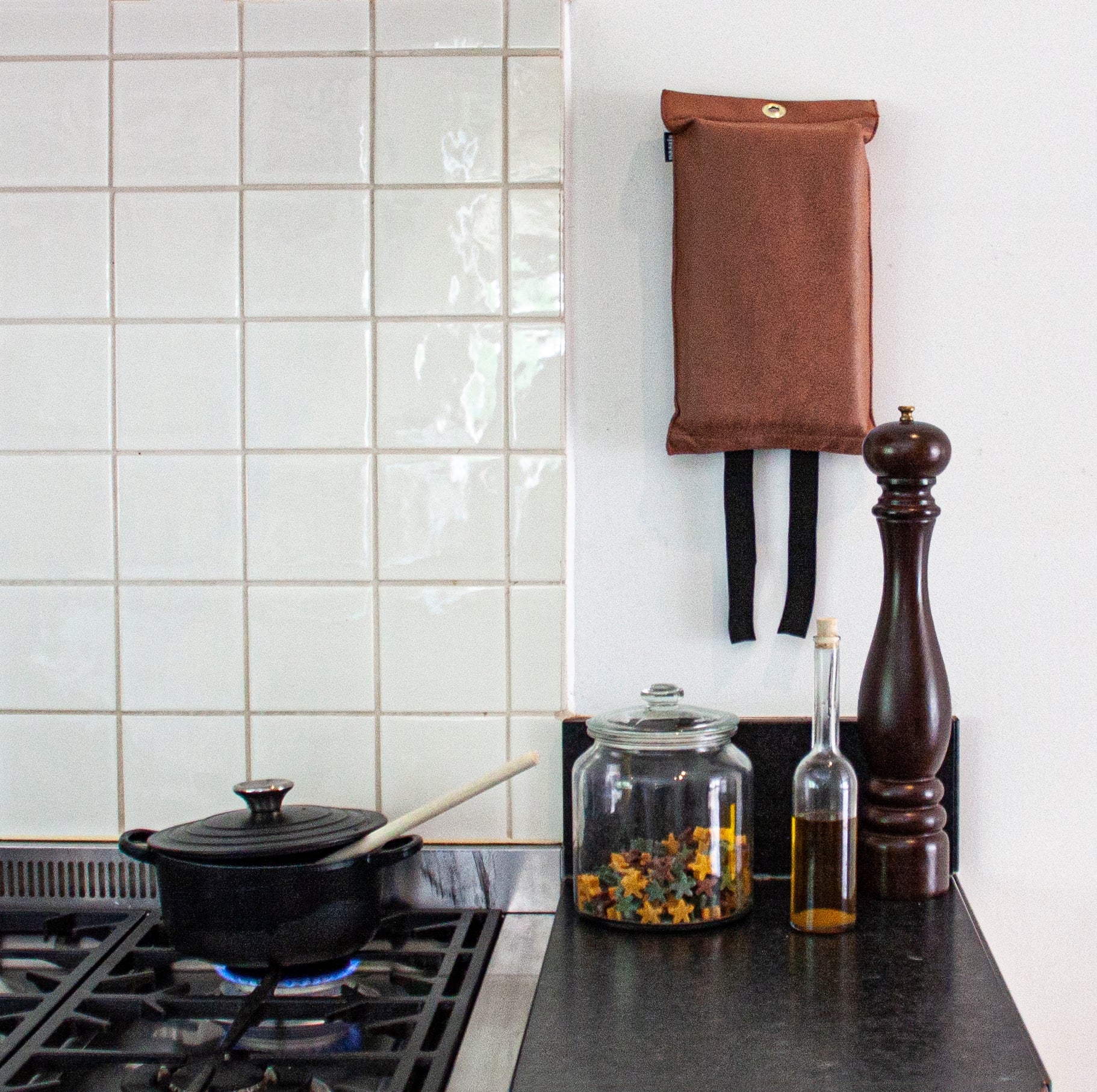 Blusdeken Vegan Cognac Naaais│Fire Blanket kunstleer│art. FB02COG│naast gasfornuis en pepermolen