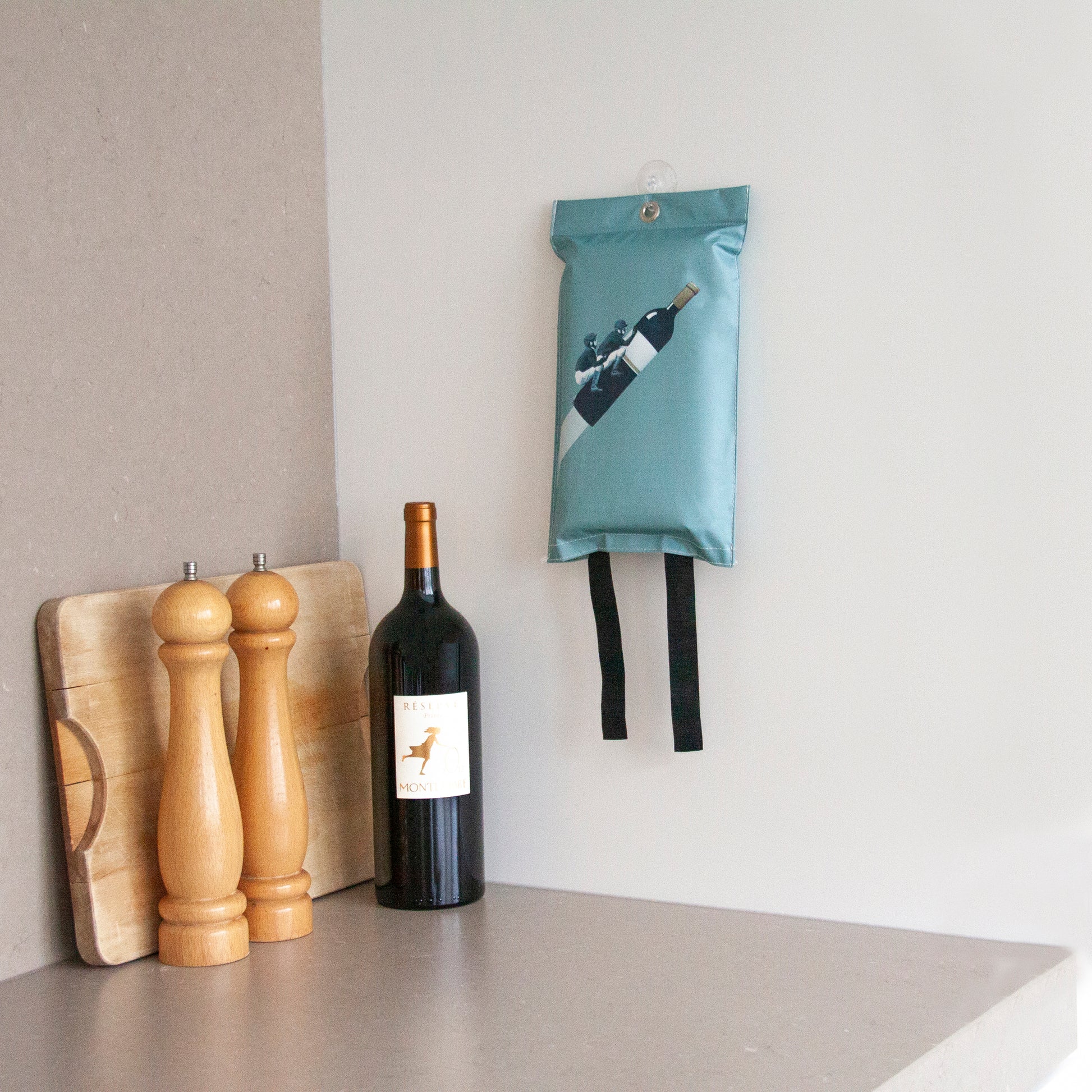 Blusdeken Wijn Naaais│Fire Blanket│art. FB01DAW│tegen keukenwand naast fles wijn
