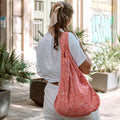Notabag Hello World Rose Red│art. NB-CWHW-RE5│vrouw draagt shopper over schouder