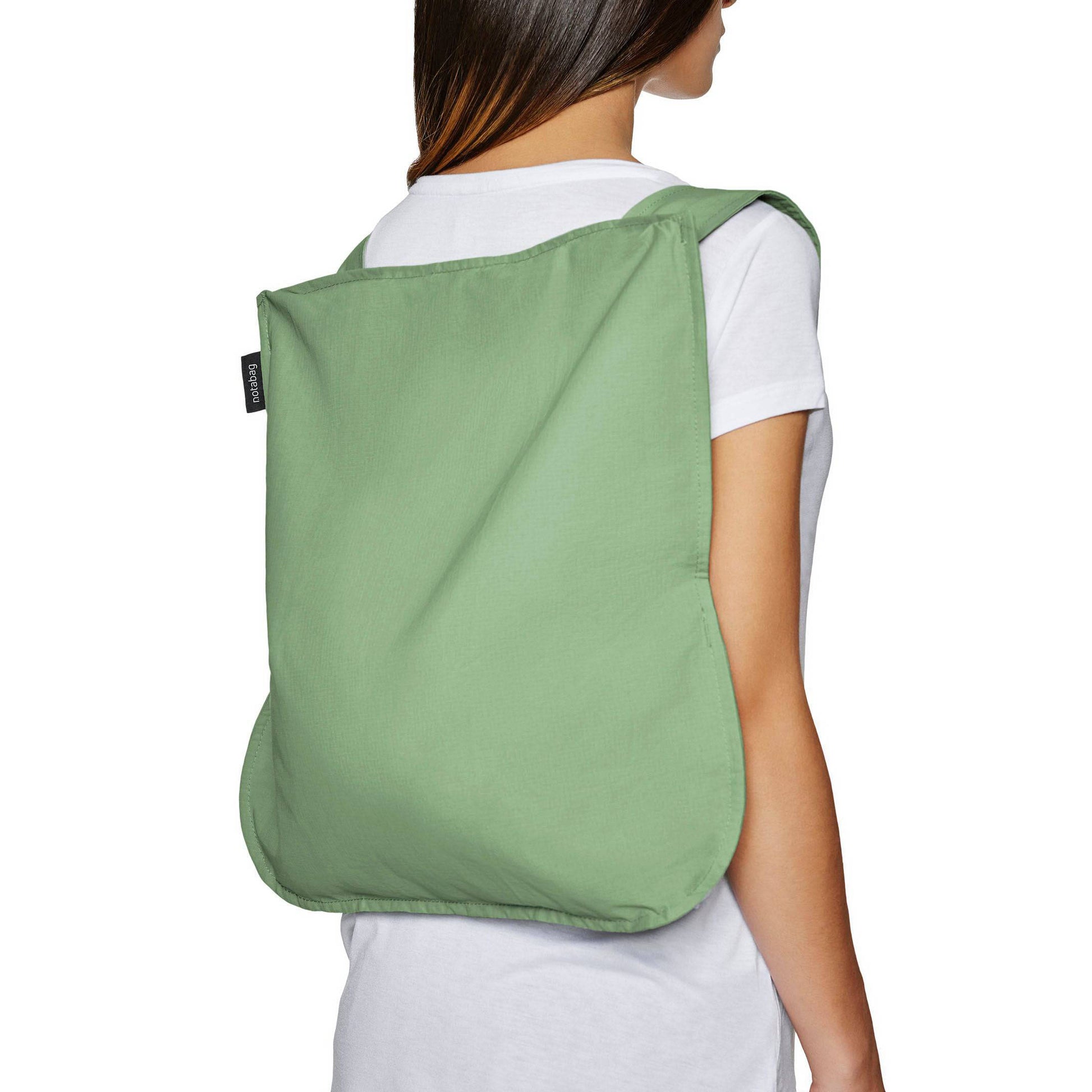 Notabag Olive│art. NB-O-OE5│vrouw draagt rugzak met witte achtergrond