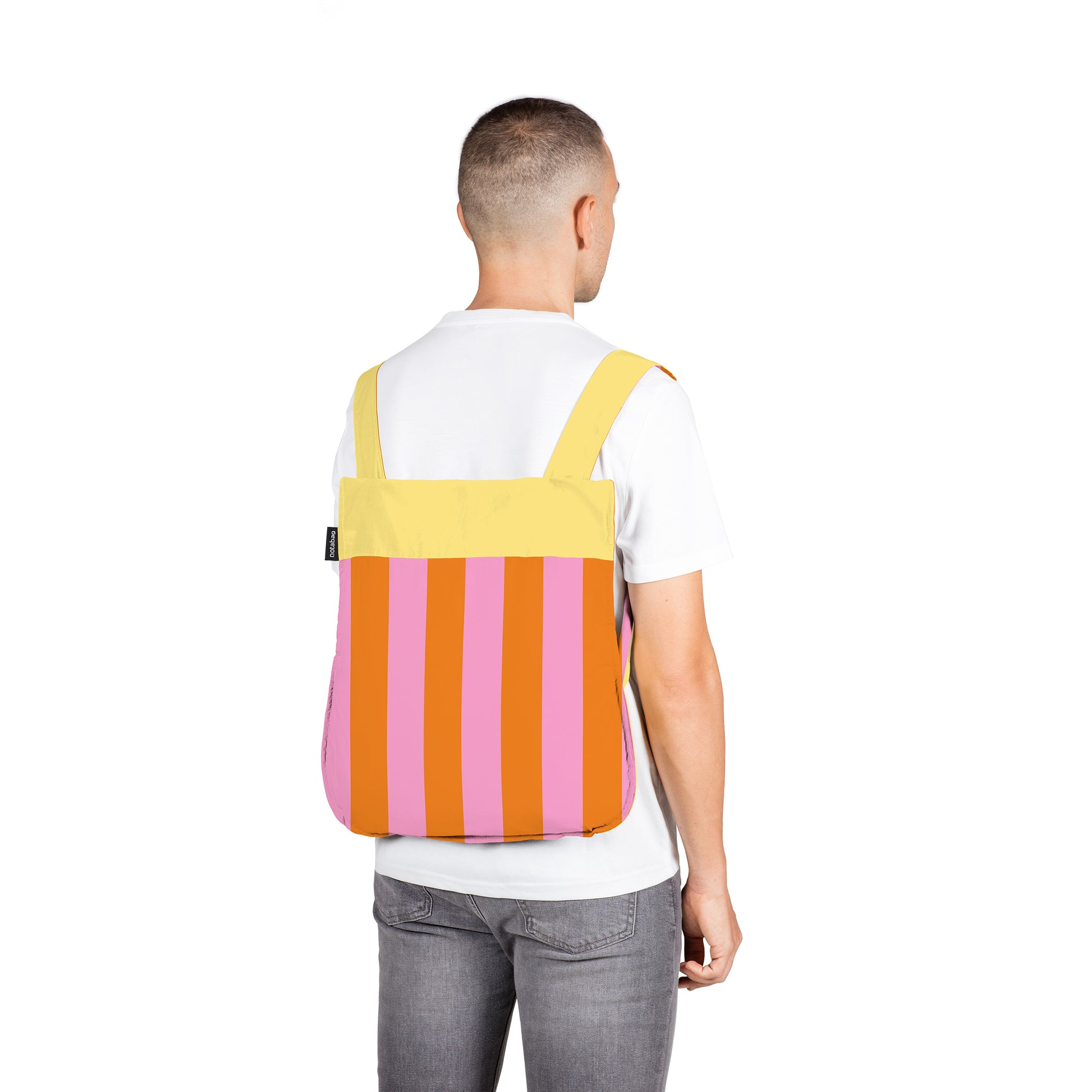 Notabag Vanilla Stripes│art. NB-P-VS5│man draagt rugzak met witte achtergrond