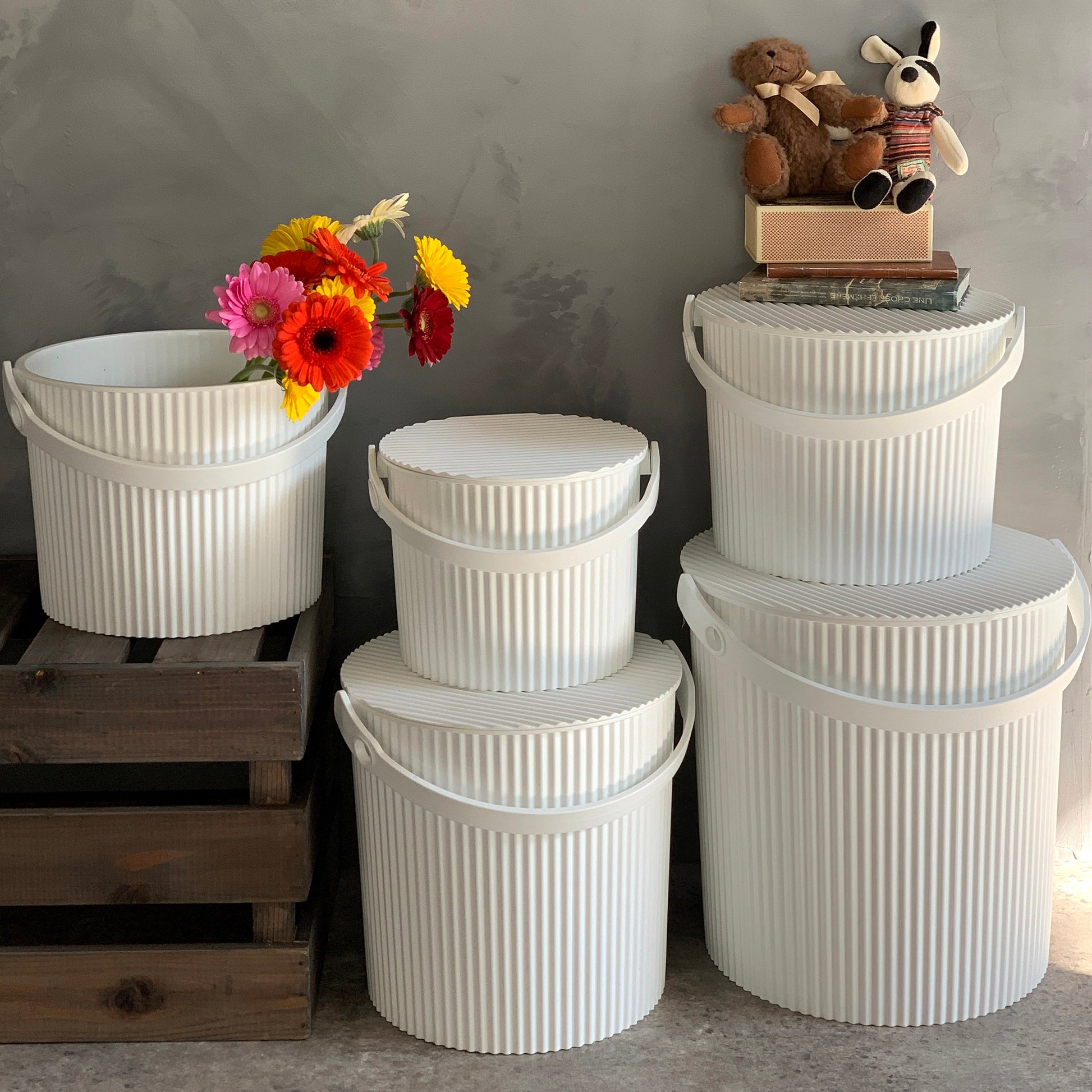 Opbergemmer Omnioutil Large Wit│Hachiman│art. 228820│diverse maten naast houten krat