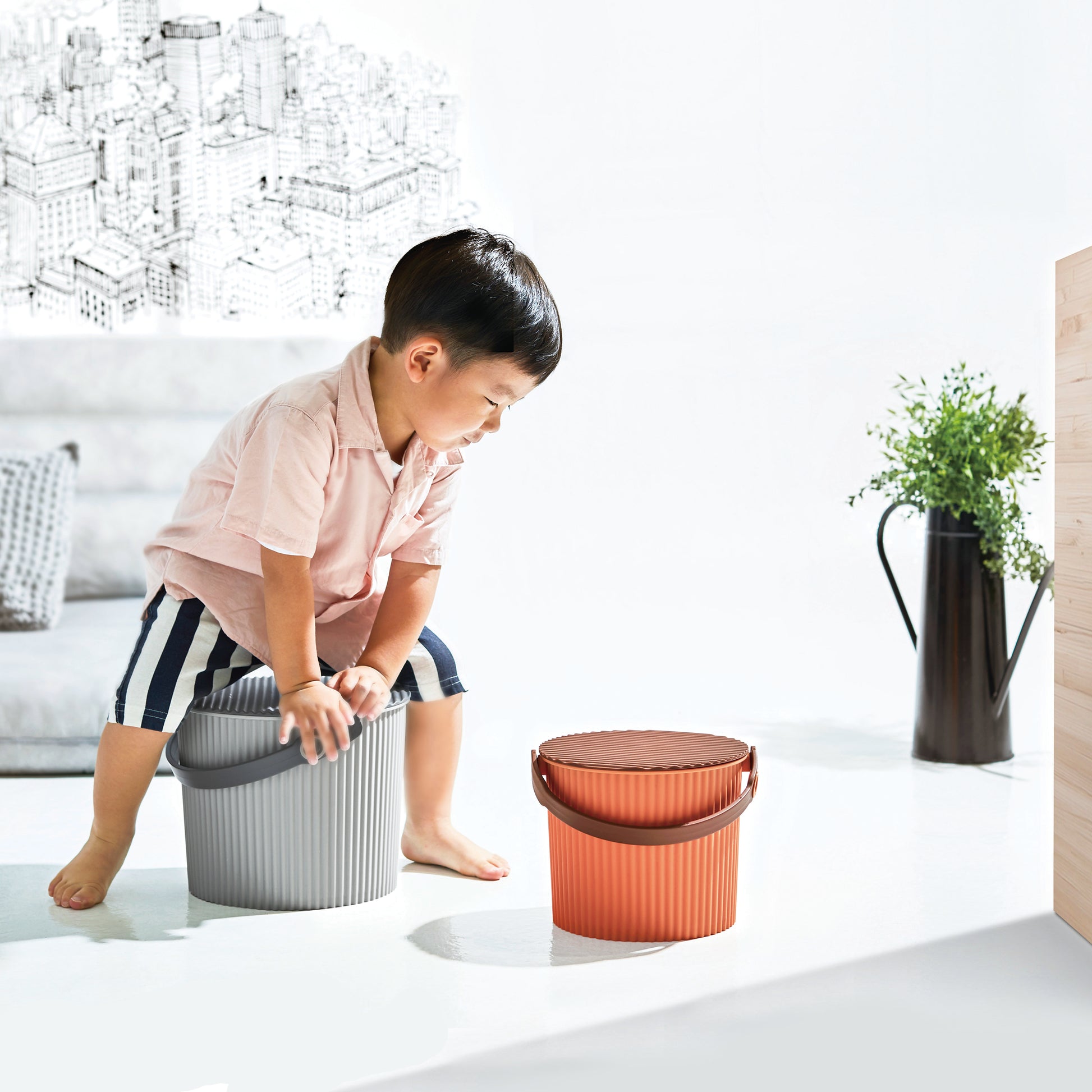 Opbergemmer Omnioutil Mini Donkergroen│Hachiman│art. 236443│kleuter zittend op grijze versie