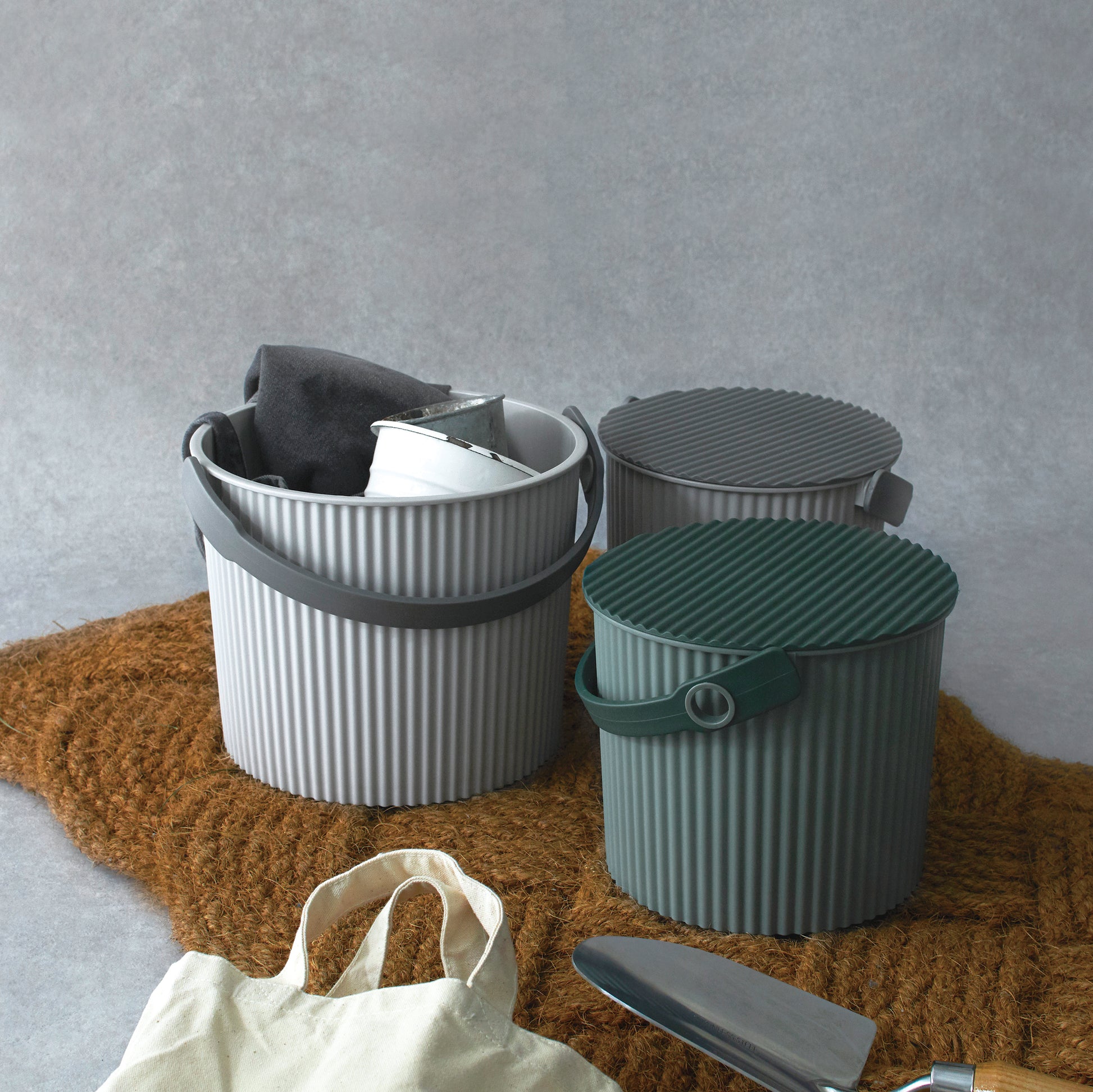 Opbergemmer Omnioutil Small Zwart│Hachiman│art. 228790│met groen versie op wollen mat