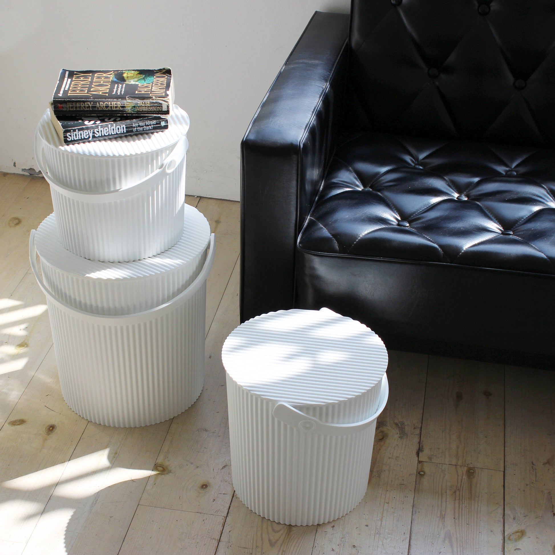 Opbergemmer Omnioutil large Grijs│Hachiman│art. 235804│diverse maten in wit naast leren bank
