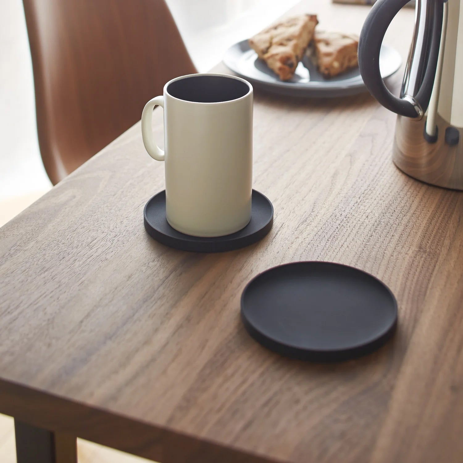 Tower onderzetter Siliconen Zwart│Yamazaki│art. 025393│op houten tafel met theekop