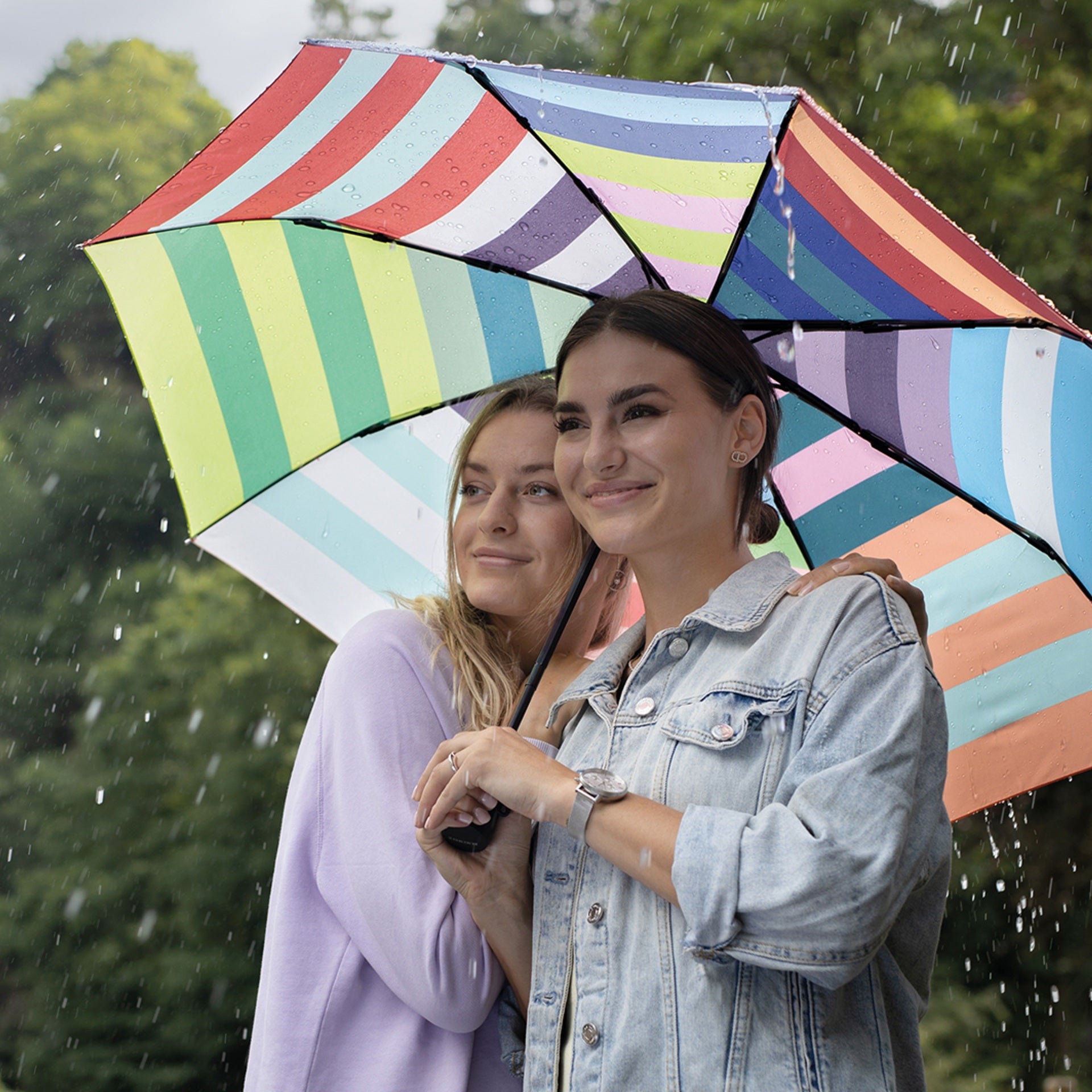 Opvouwbare Paraplu Allegra│Remember│art. RS16│twee dames onder paraplu in regen