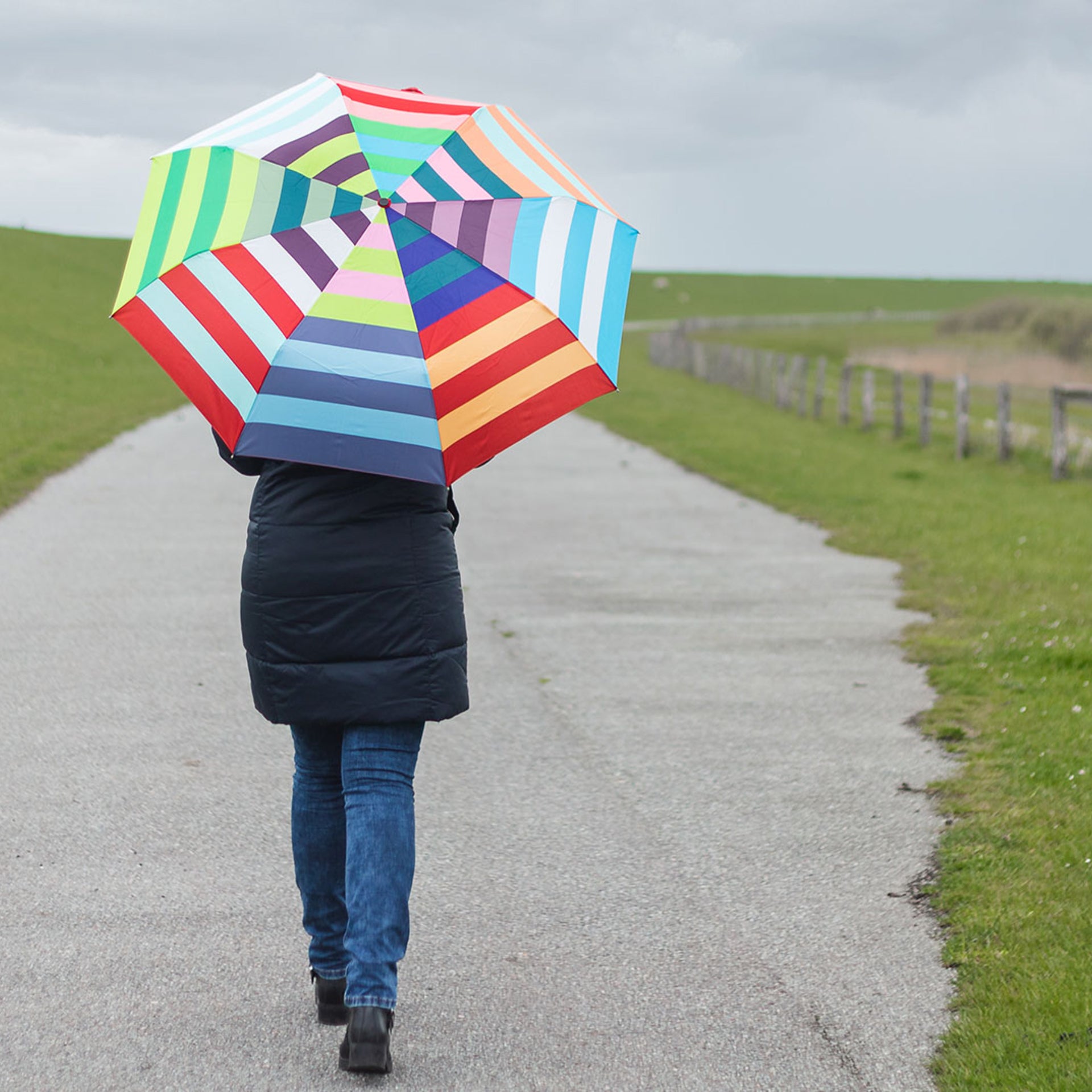 Opvouwbare Paraplu Allegra│Remember│art. RS16│vrouw houdt umbrella over schouder