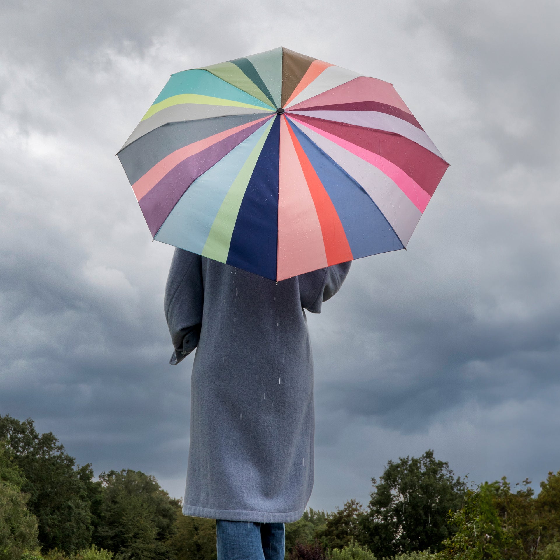 Opvouwbare Paraplu Stella│Remember│art. RS19│vrouw draagt pocket umbrella over schouder