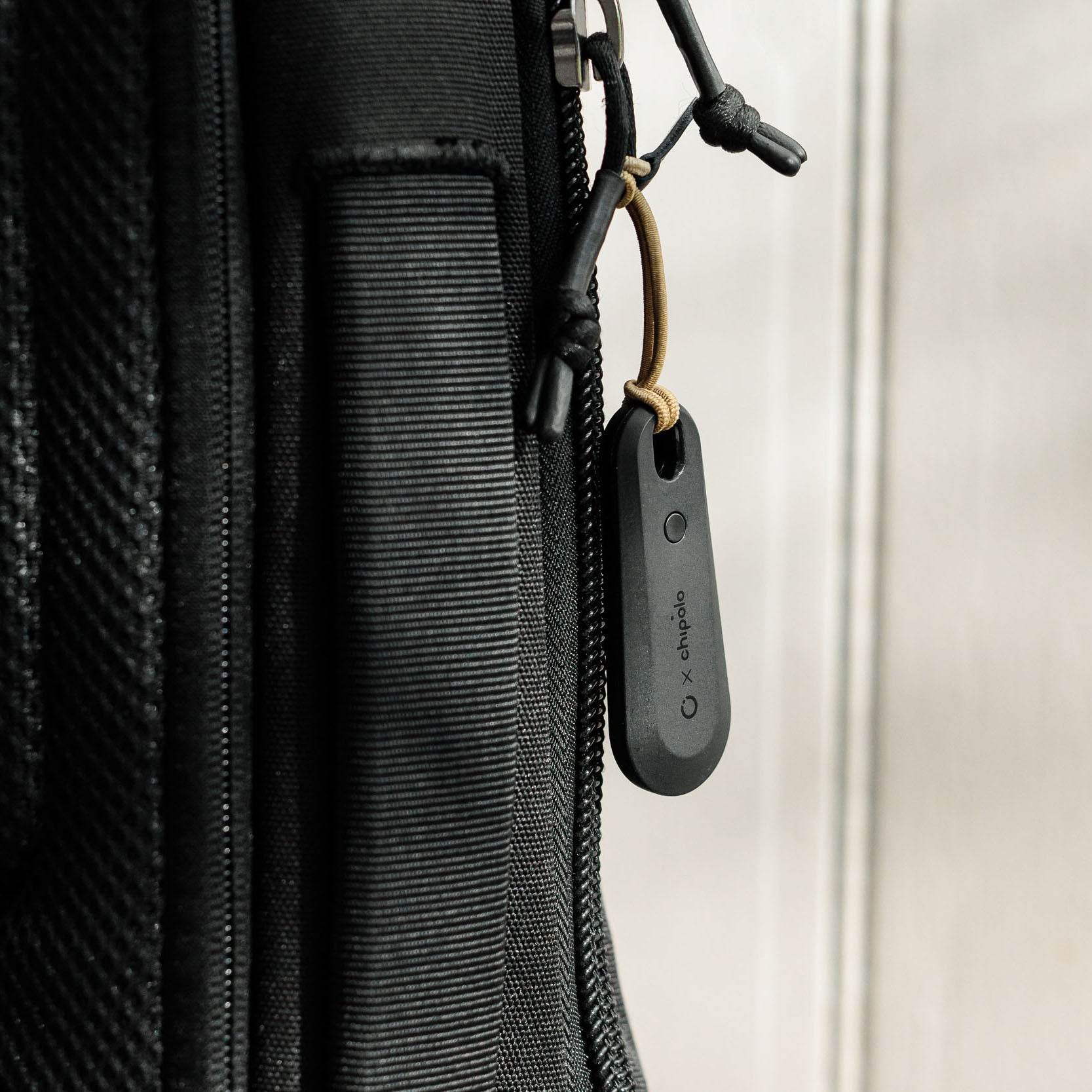 Orbitkey x Chipolo Tracker V2 Black│art. TBT2-BLK-104│aan rugzak met koord
