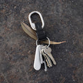 Orbitkey Clip V2 Silver│art. CLPL-2-SVBKBK│bovenaanzicht met sleutels op blaadje