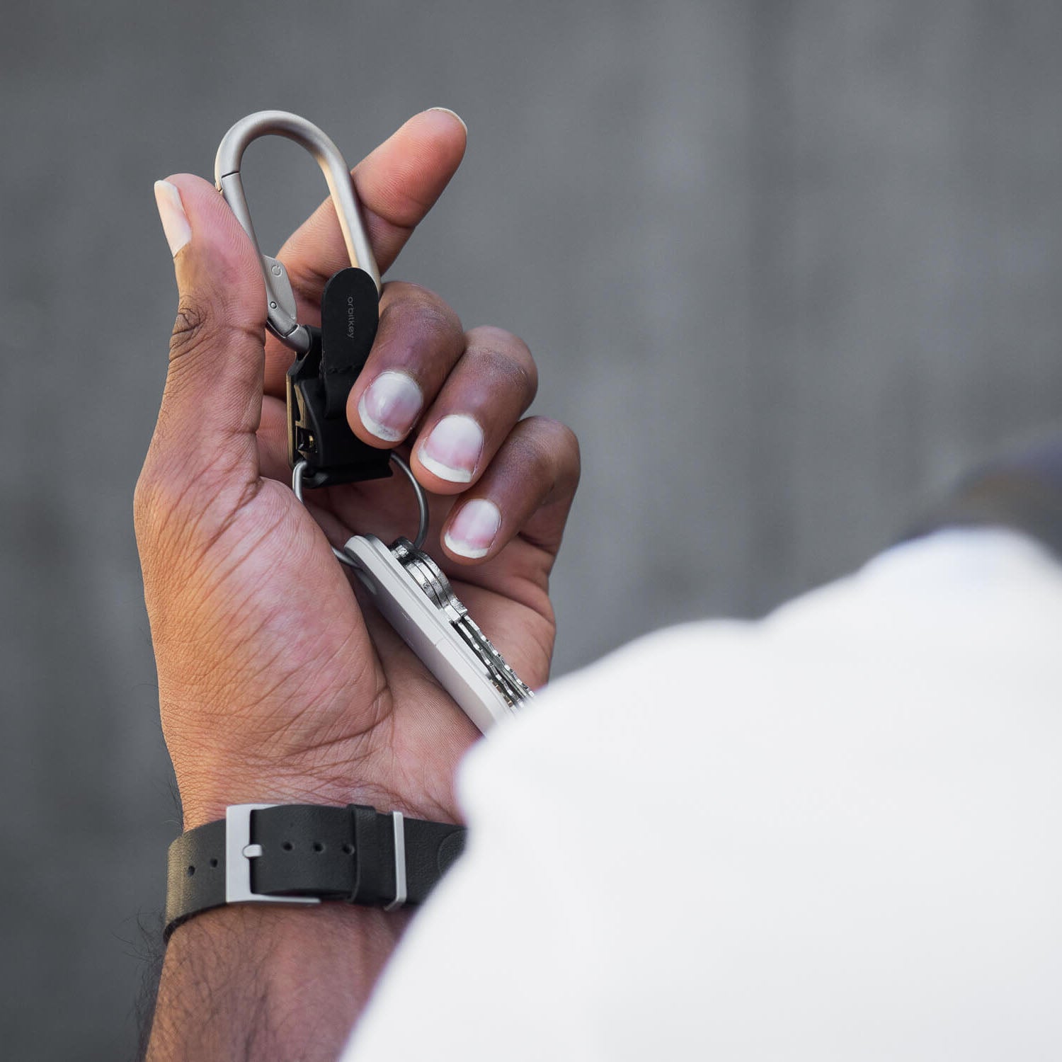 Orbitkey Clip V2 Silver│art. CLPL-2-SVBKBK│in hand met sleutels