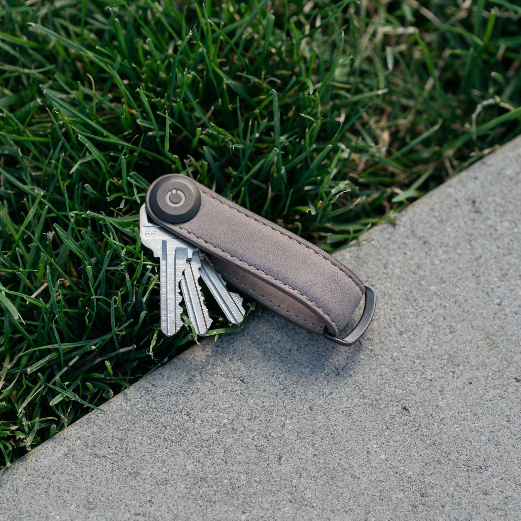 Orbitkey Crazy Horse Leather Driftwood│art. KCH2-DFW-101│met uitgevouwen sleutels op gras
