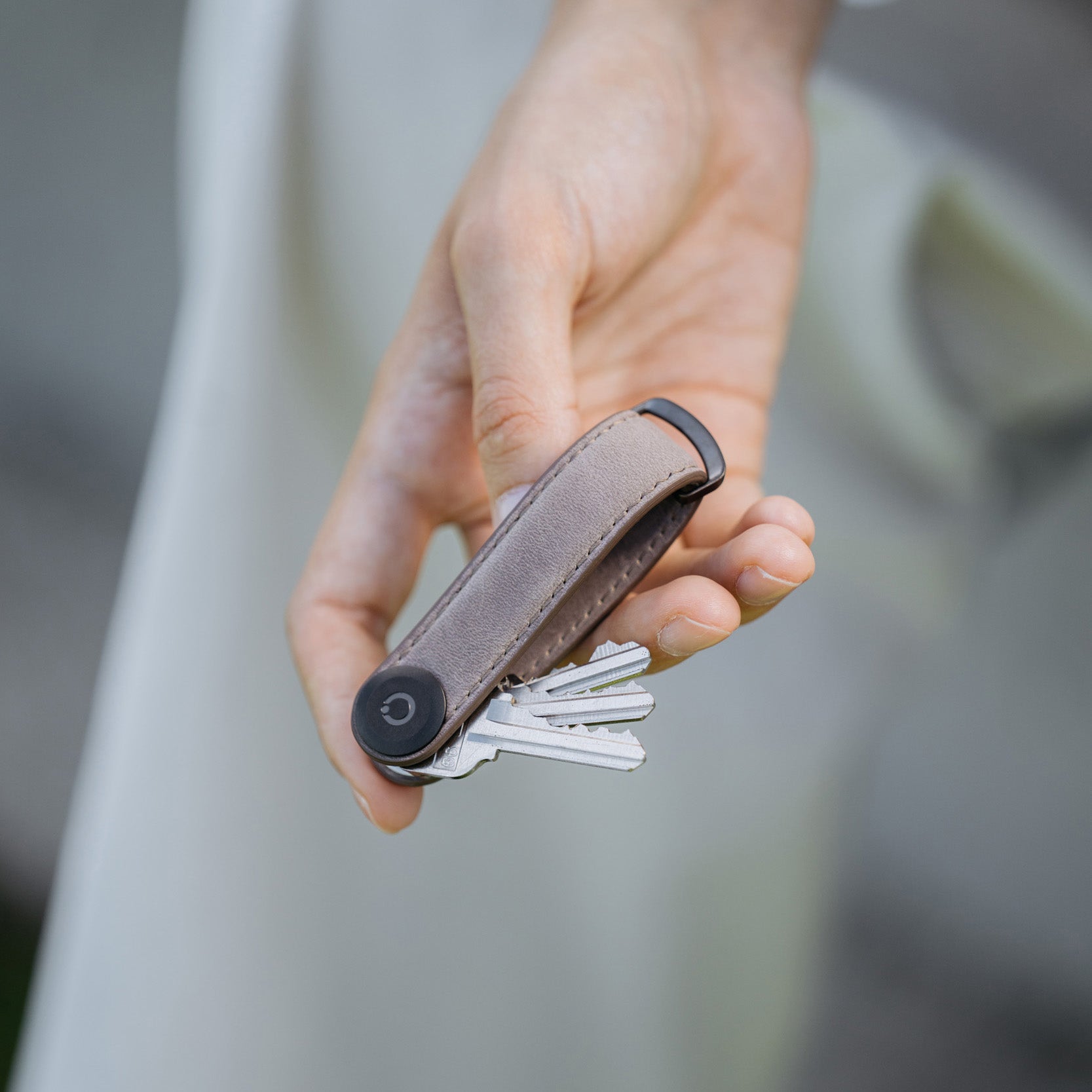 Orbitkey Crazy Horse Leather Driftwood│art. KCH2-DFW-101│in hand met opengevousen sleutels