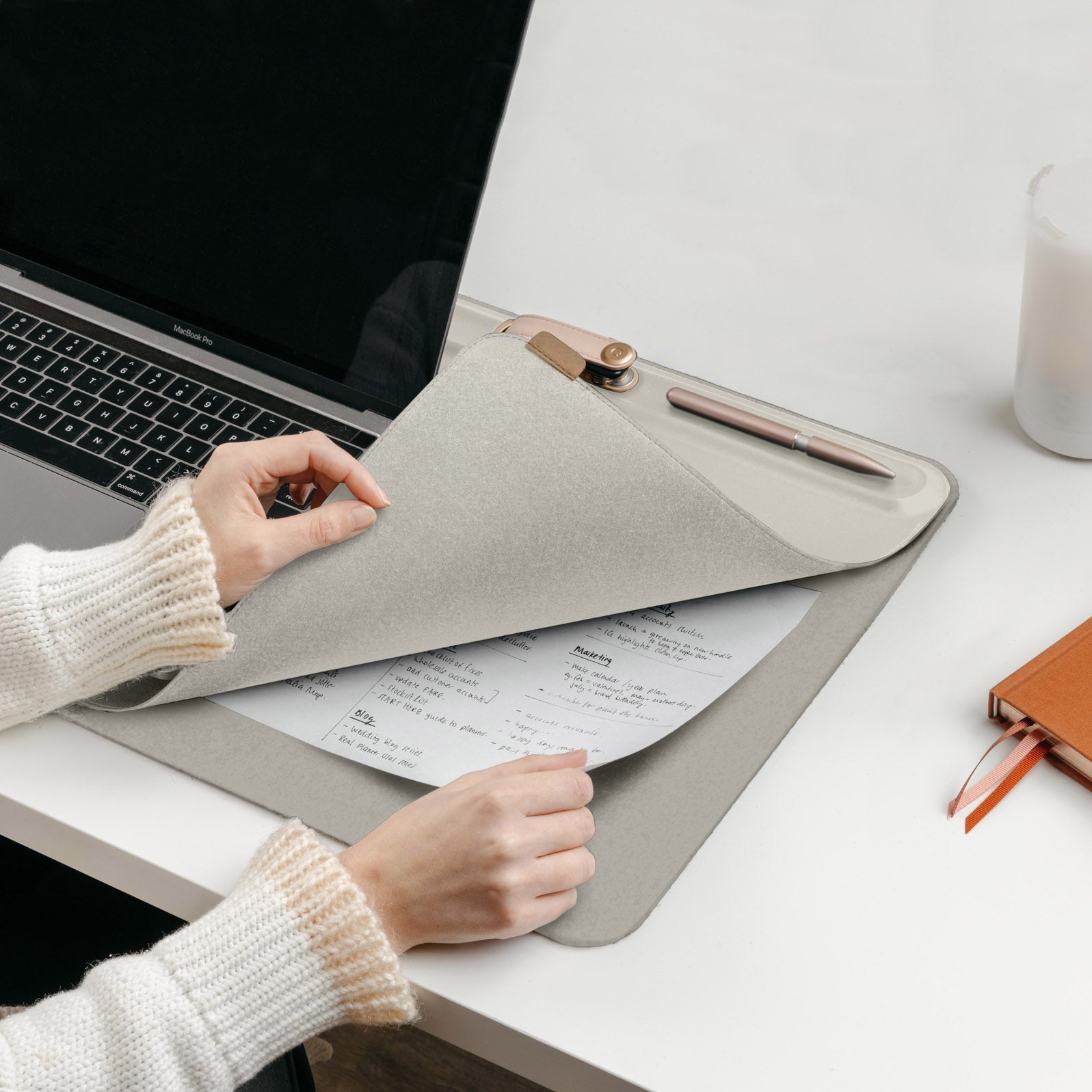 Orbitkey Desk Mat Slim Stone│Bureau Organizer│art. WDS1-STO-105│met laptop en papier tussen lagen