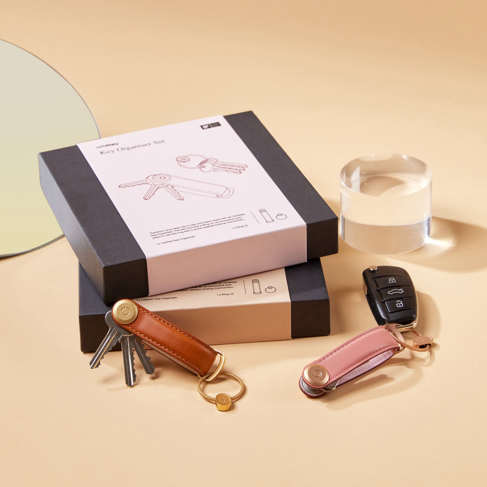Orbitkey Gift Set Sleutelhouder Cotton Candy+ Ring V2│art. GLT2-CCT-201│met Cognac tan versie naast verpakking