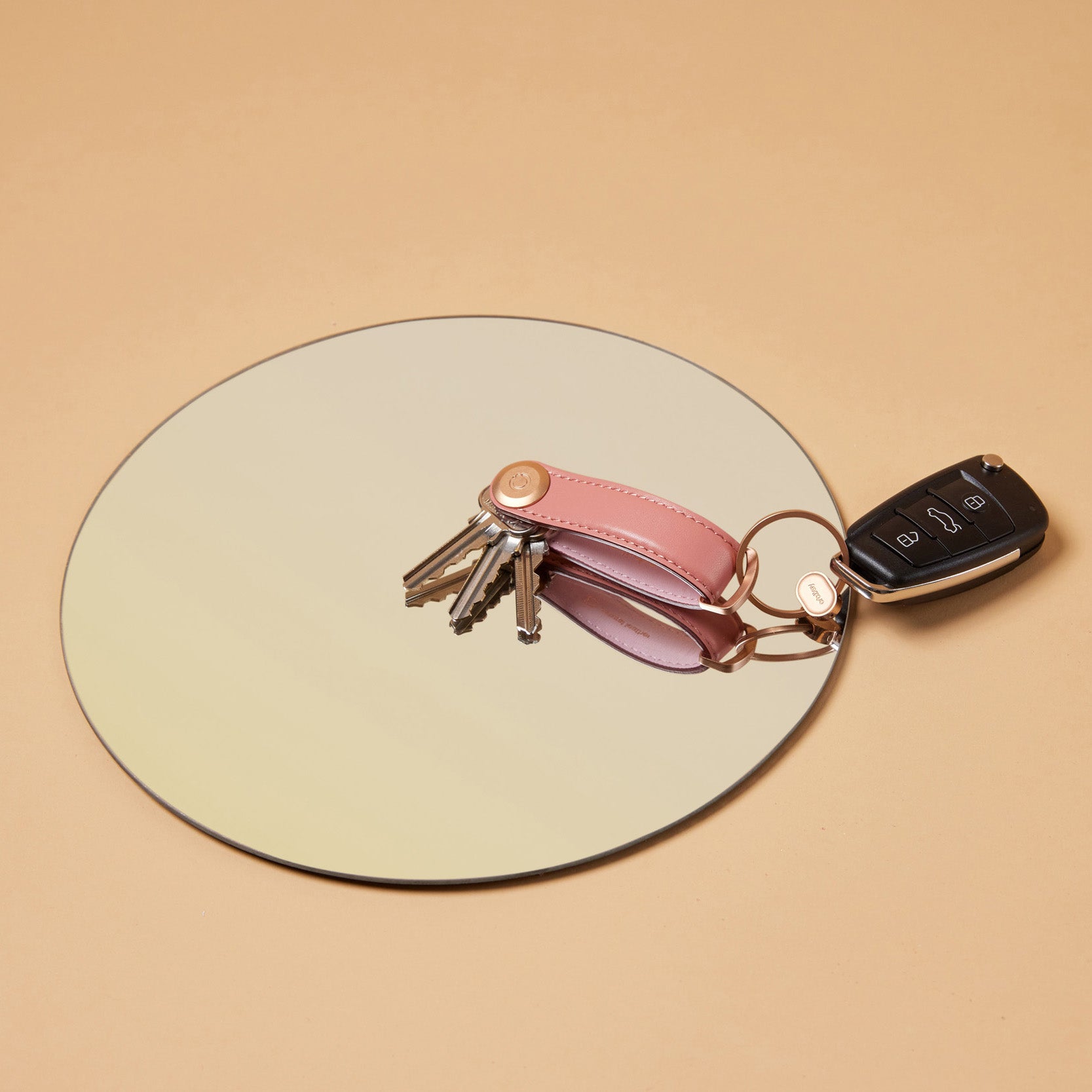 Orbitkey Gift Set Sleutelhouder Cotton Candy+ Ring V2│art. GLT2-CCT-201│met autosleutel liggend op ronde spiegel