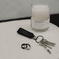 Orbitkey LoopZwart│Sleutelhange Leer│art. PLK1-BLK-101│op tafeltje naast geurkaars
