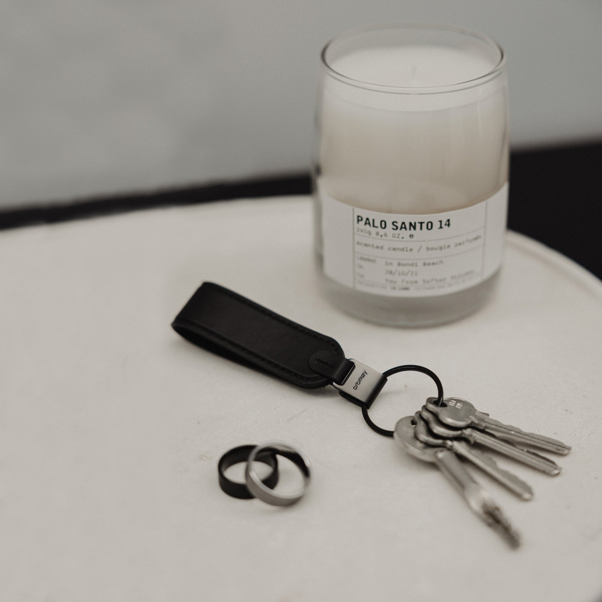 Orbitkey LoopZwart│Sleutelhange Leer│art. PLK1-BLK-101│op tafeltje naast geurkaars