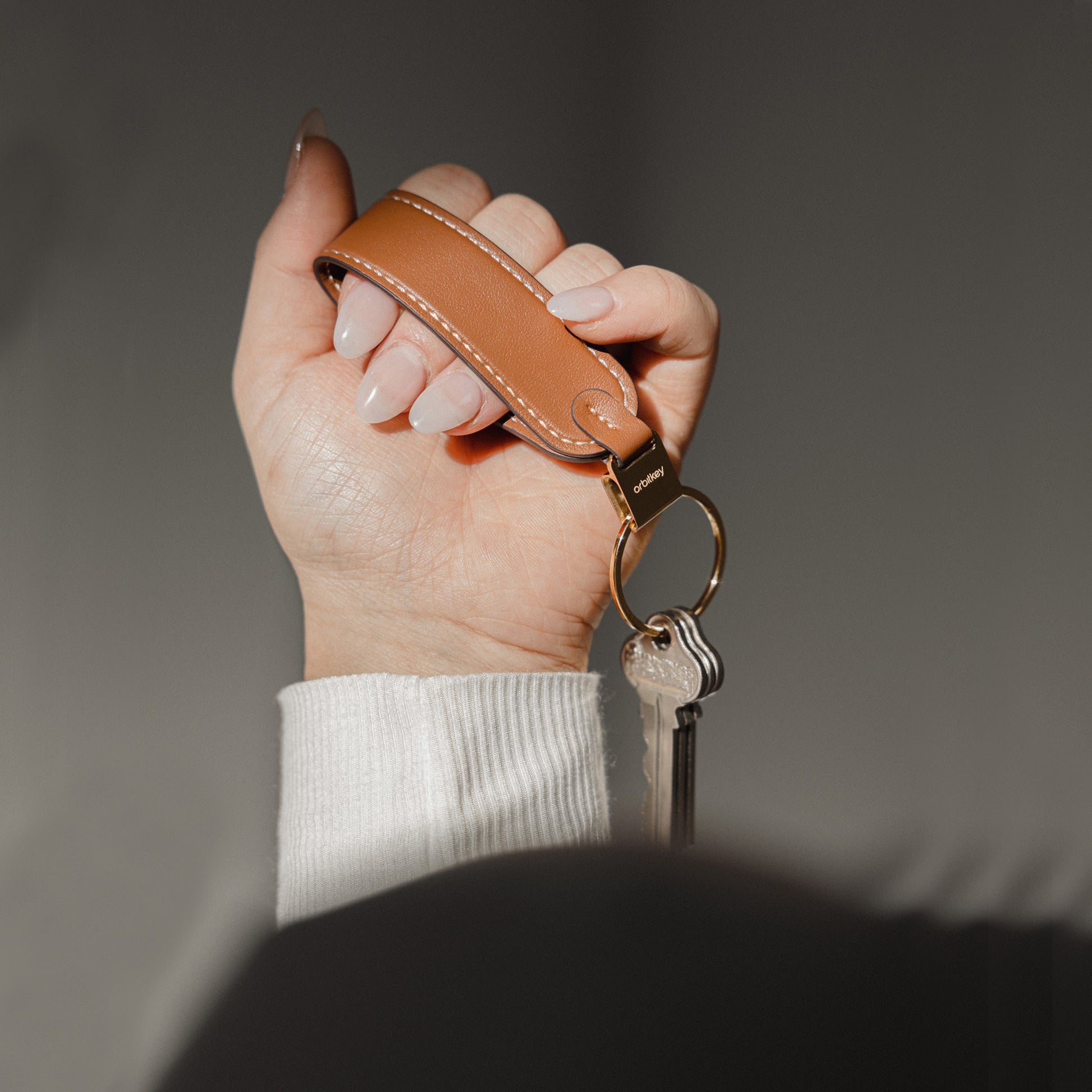 Orbitkey LoopZwart│Sleutelhange Leer│art. PLK1-BLK-101│met sleutels in hand