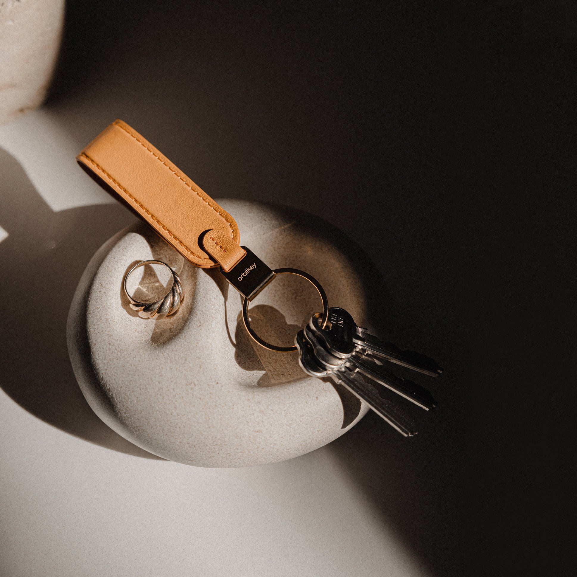 Orbitkey Loop Oranje│Sleutelhanger Leer│art. PLK1-OGE-101│op stenen organizer met ring