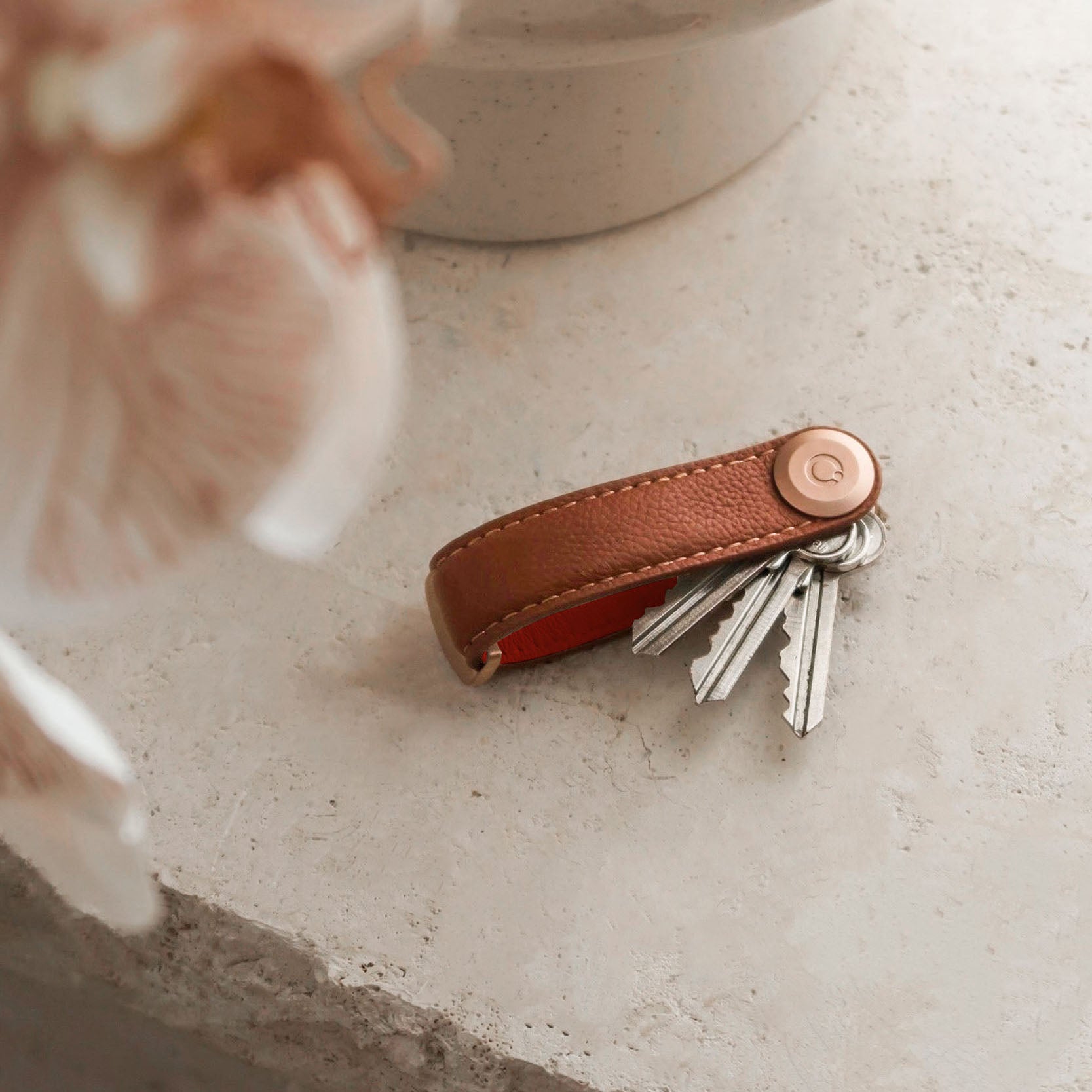 Orbitkey Pebbled Leather Amber│Sleutelhouder│art. KPB2-AMB-101│op stenen tafel met uitgevouwen sleutels