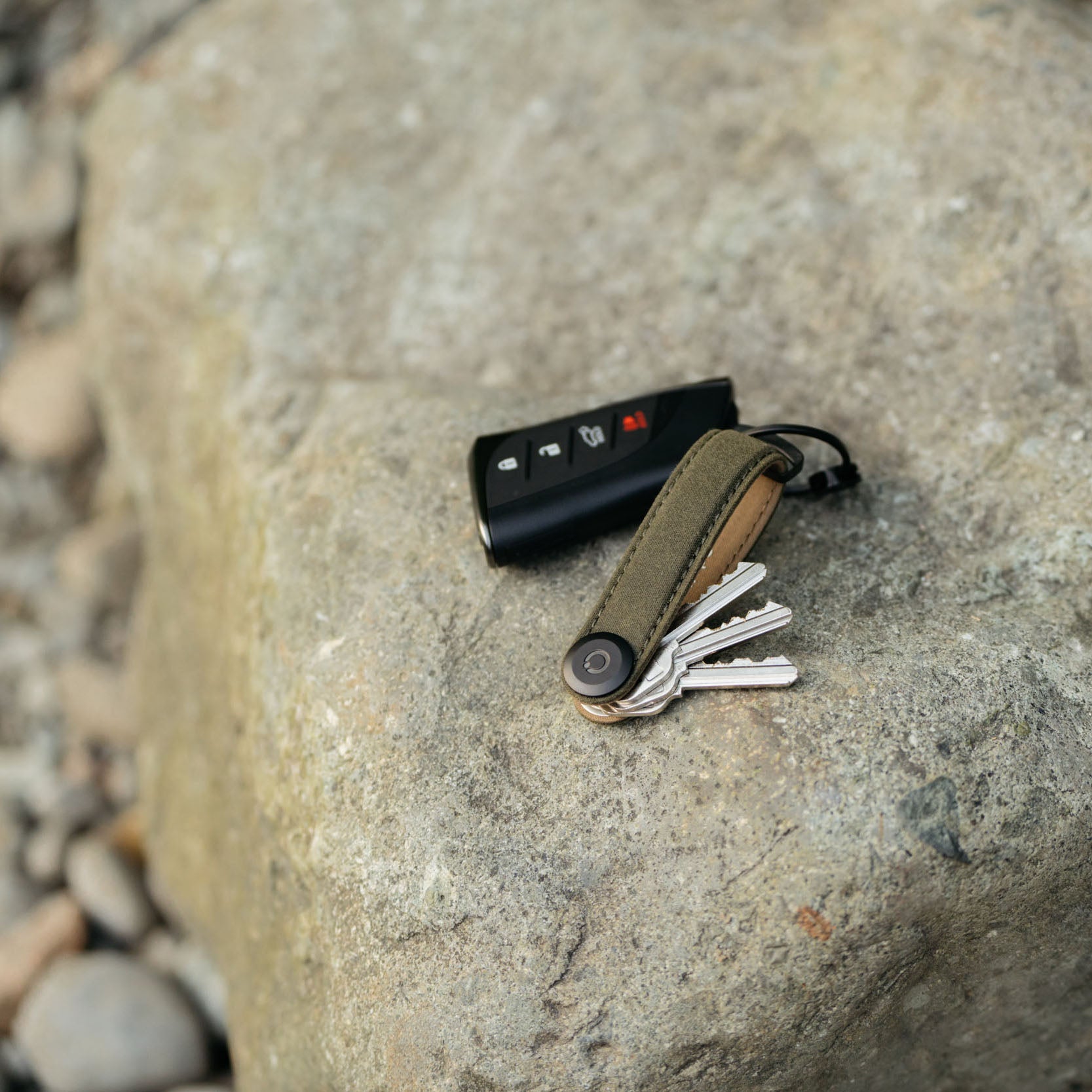 Orbitkey Waxed Canvas Sleutelhouder Khaki Green│art. KWC2-KGN-107│op steen met autosleutel aan D-ring