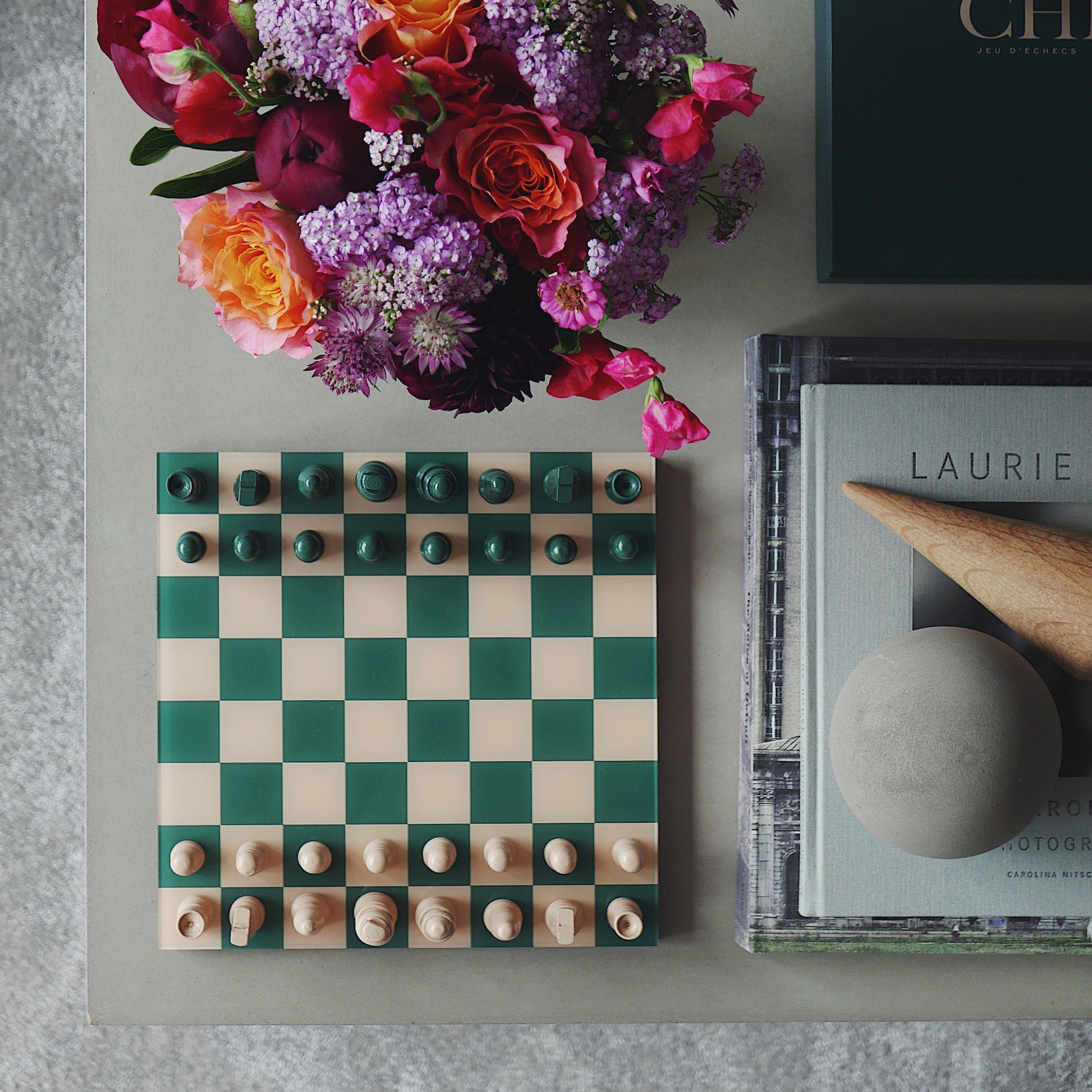 Classic Chess Schaakspel│Printworks│art. PW00684│uit doos in beginstand naast kunstboeken