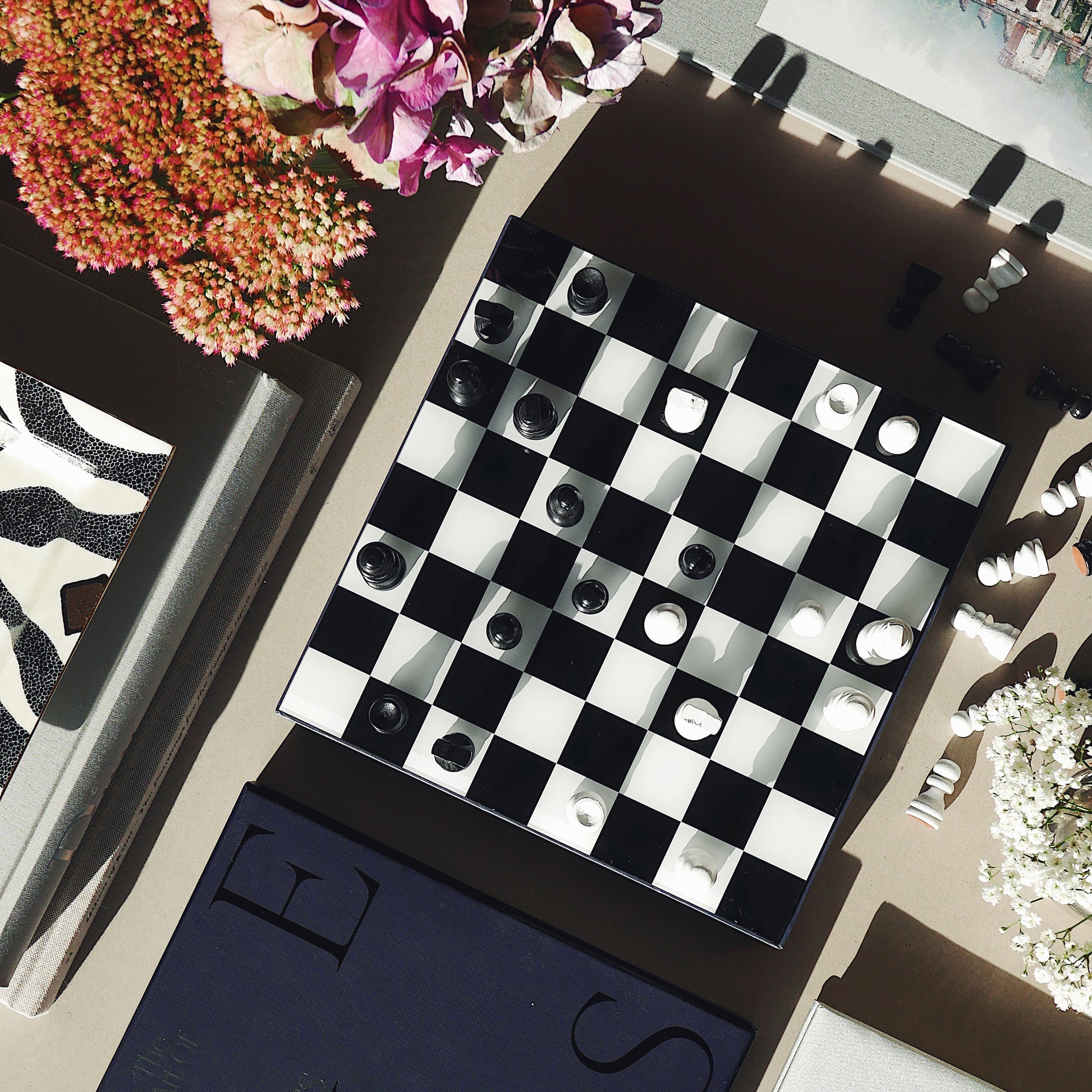 The Art of Chess Schaakspel│Printworks│art. PW00531│schaakbord naast doos op salontafel bovenaanzicht