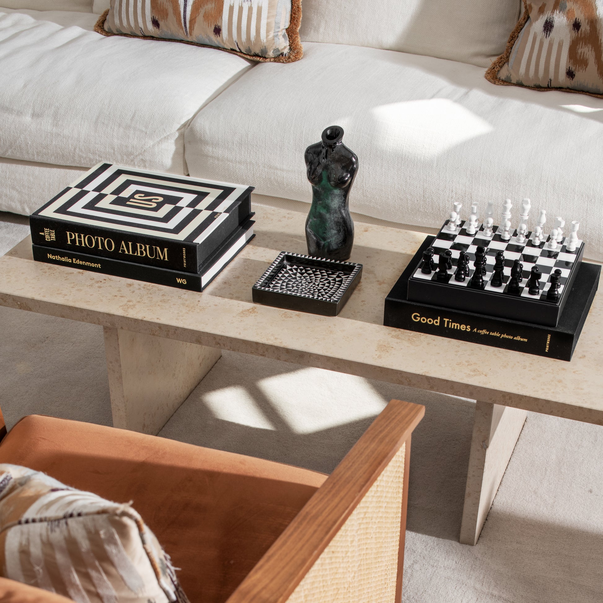 The Art of Chess Schaakspel│Printworks│art. PW00531│op marmeren tafel naast Photo Album