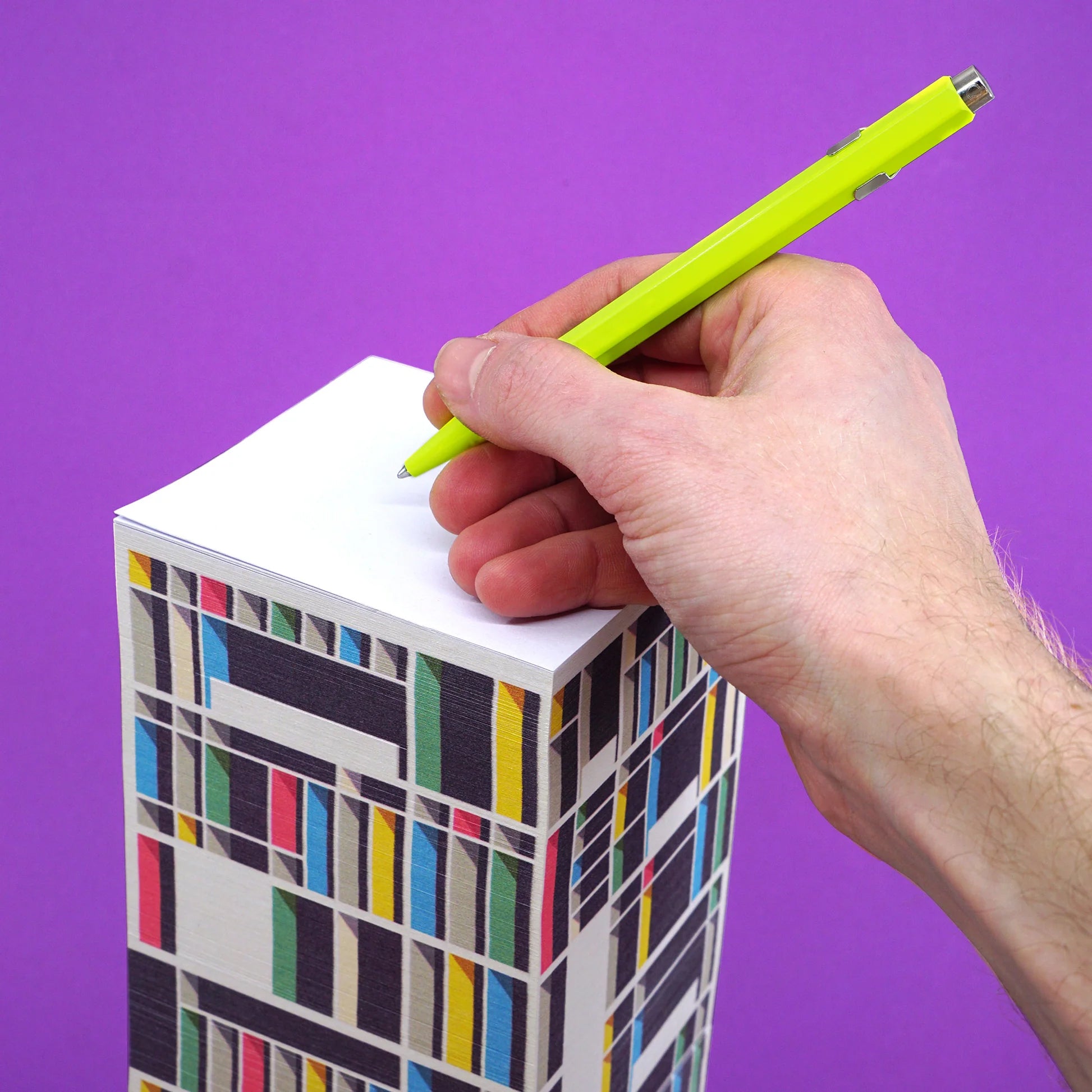 Paperscraper Marseille Memoblok│Le Corbusier│met hand en pen die op bovenste blad schrijft