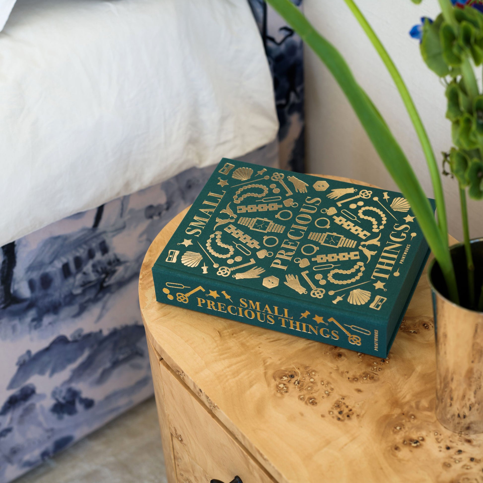 Juwelendoos Precious Things Groen│Printworks│PW00600│liggend op nachtkastje