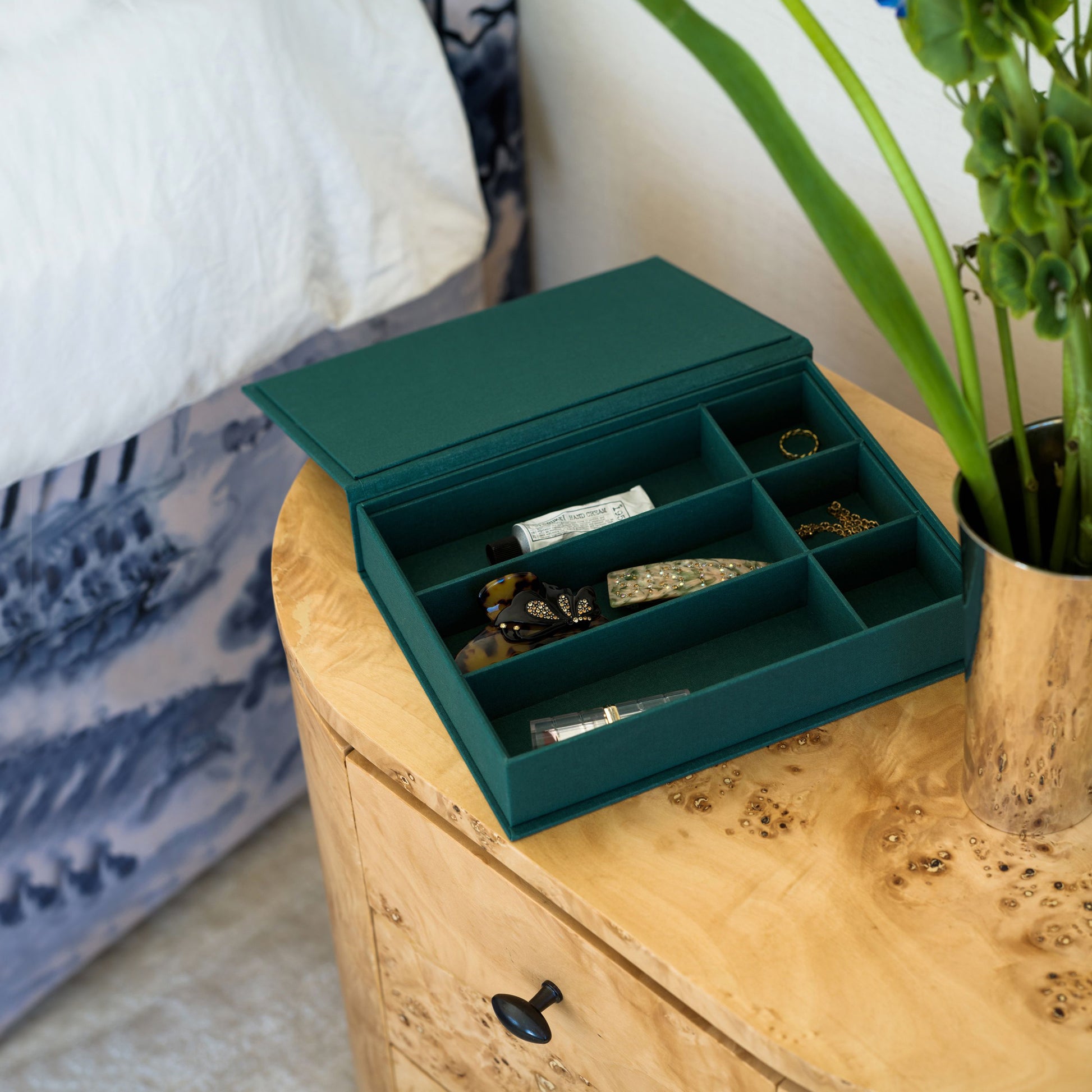 Juwelendoos Precious Things Groen│Printworks│PW00600│geopend op nachtkastje met sieraden