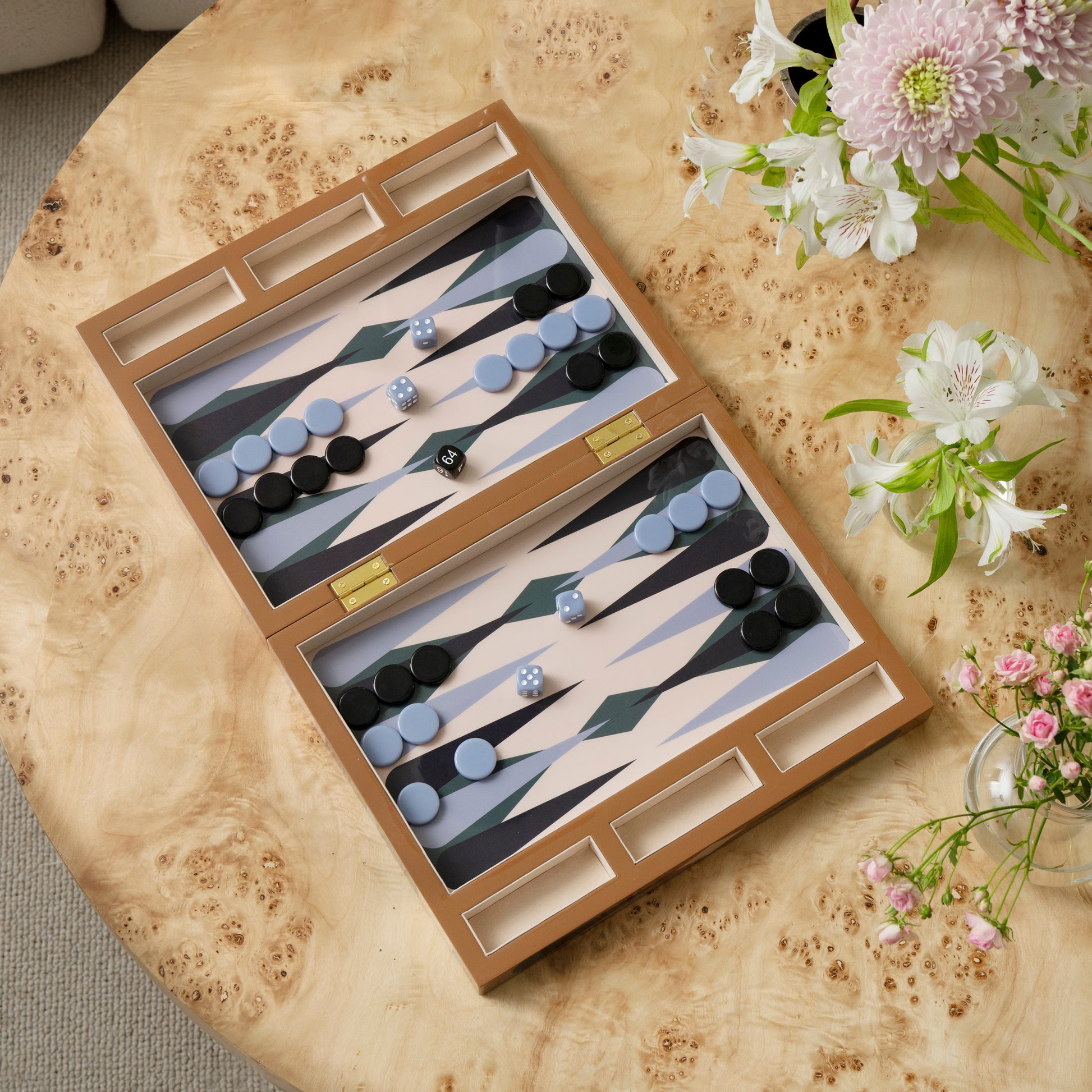 Backgammon Lacquered Bordspel│Printworks│art. PW00722│bovenaanzicht geopend op marmeren tafel