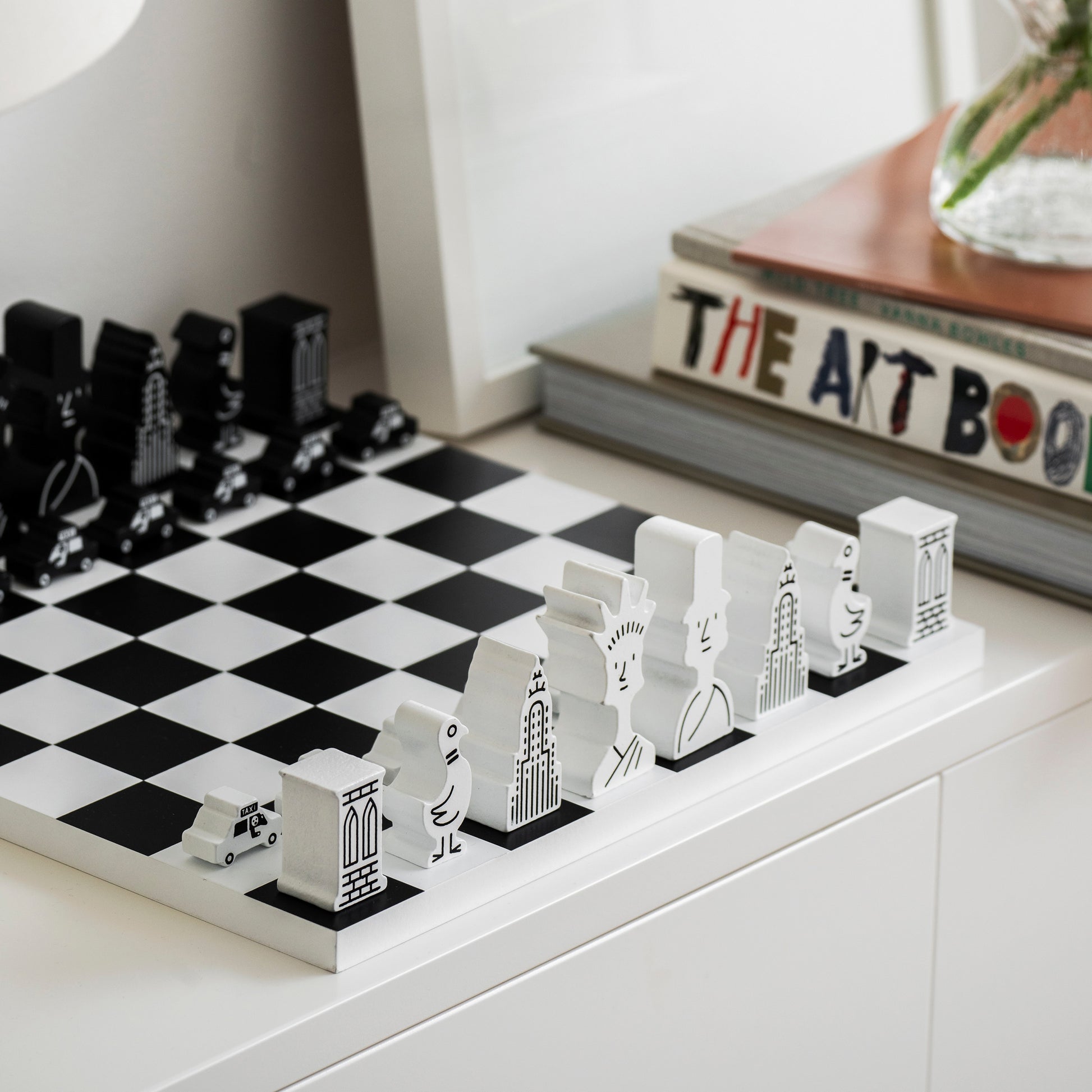 Schaakspel Chess NYC│The New Yorker x Printworks│art. PW00720│op dressoir naast boeken