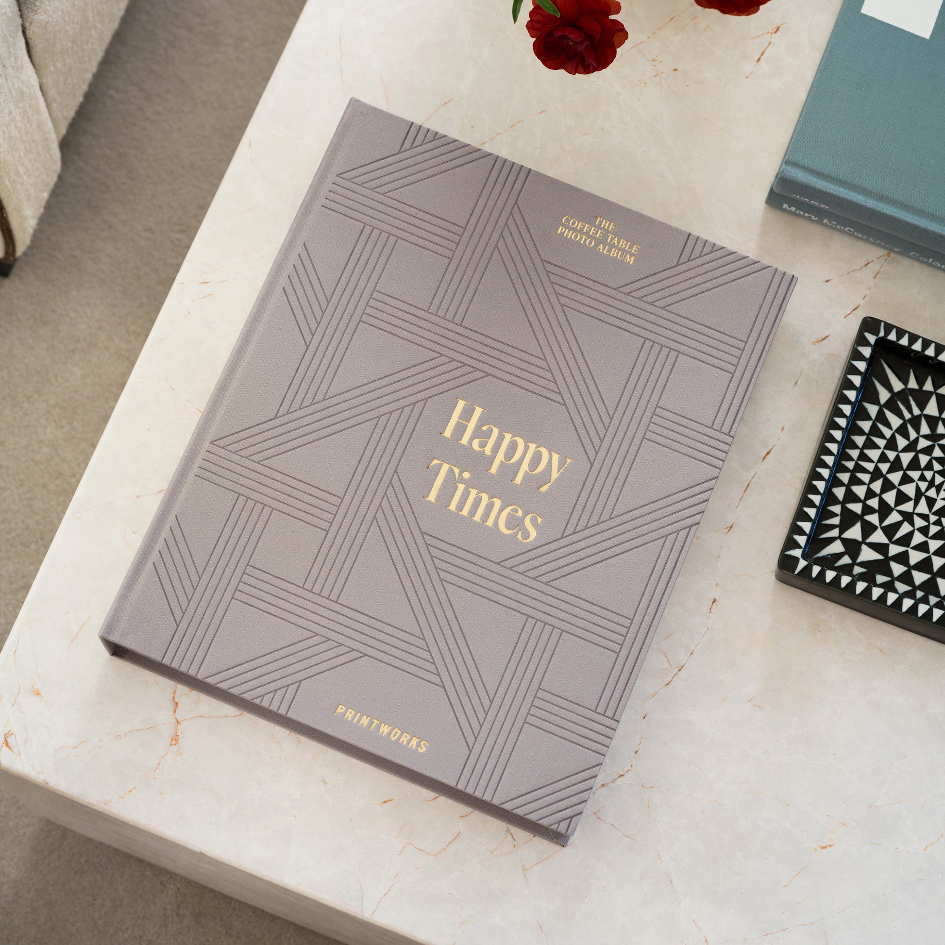 Fotoalbum Printworks Large│Happy Times│art. PW00598│op salontafel naast boeken
