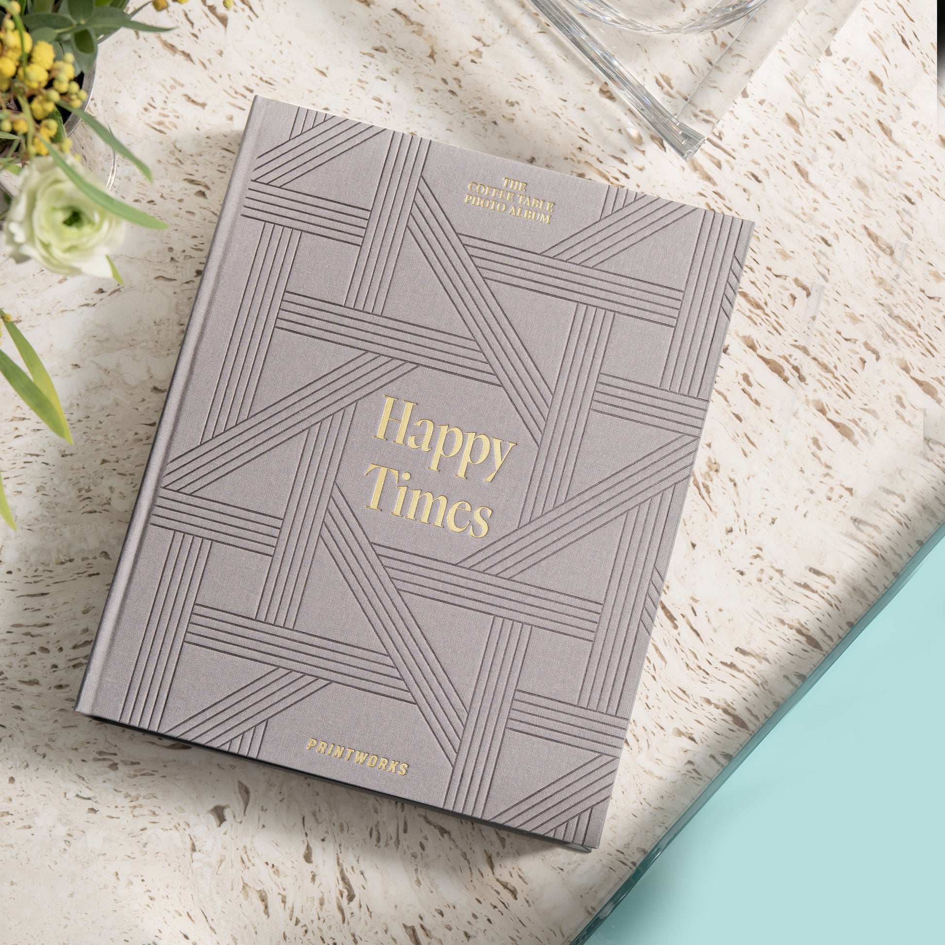 Fotoalbum Printworks Large│Happy Times│art. PW00598│op stenen tafel