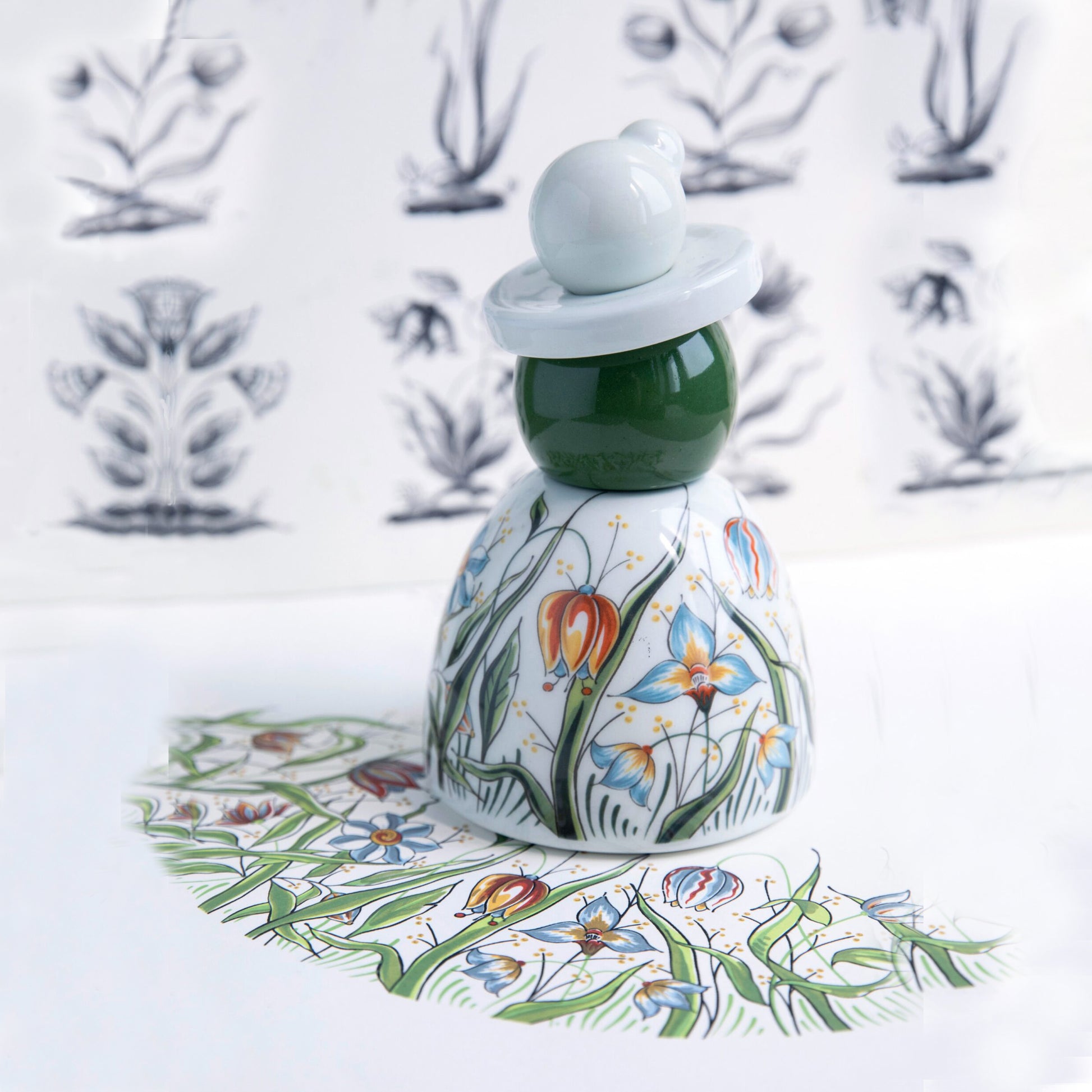 Proud Mary Wild Flower│Royal Delft│Porceleyne Fles│art. 46611000│staand op tekening van patroon