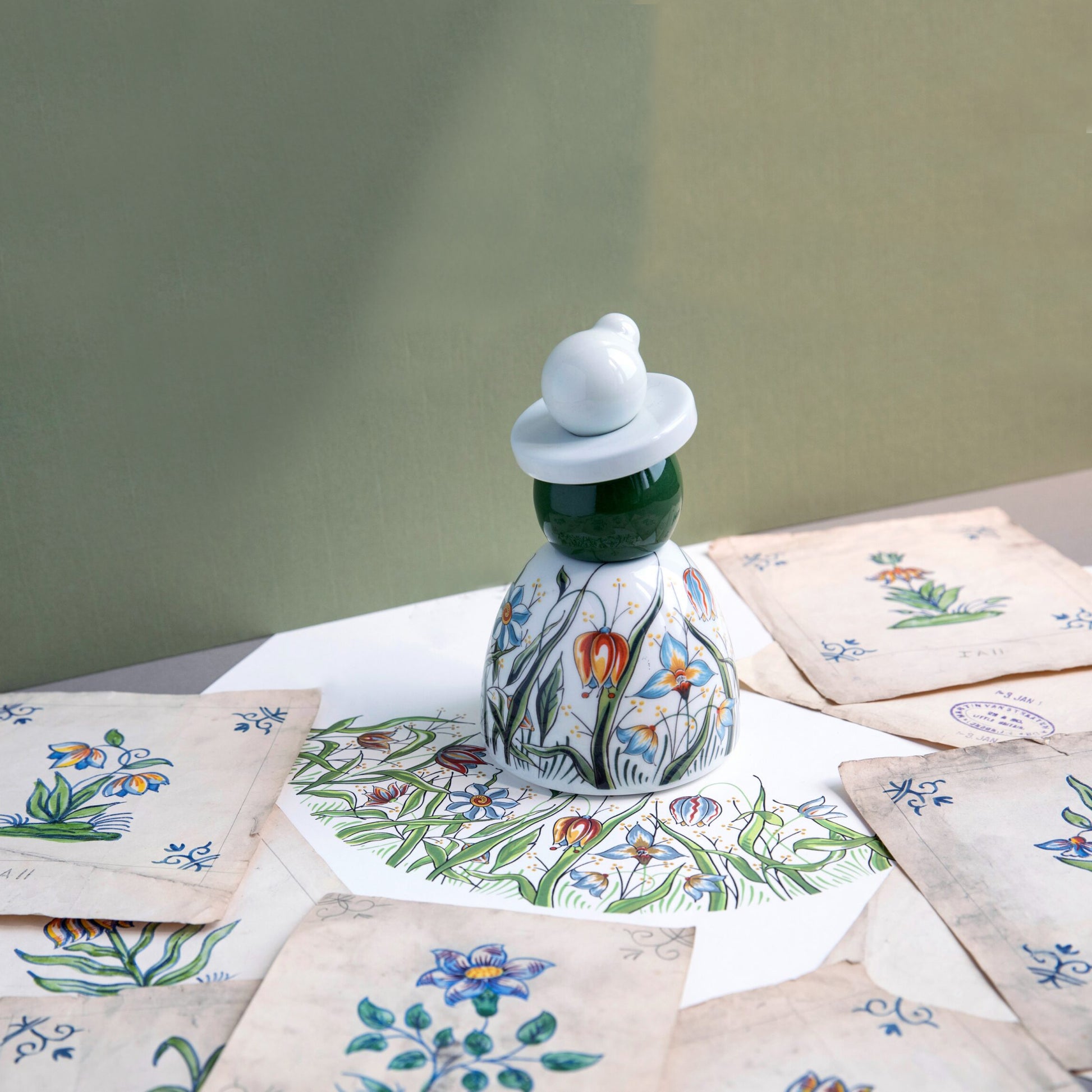 Proud Mary Wild Flower│Royal Delft│Porceleyne Fles│art. 46611000│op tafel met tekeningen van bloemen