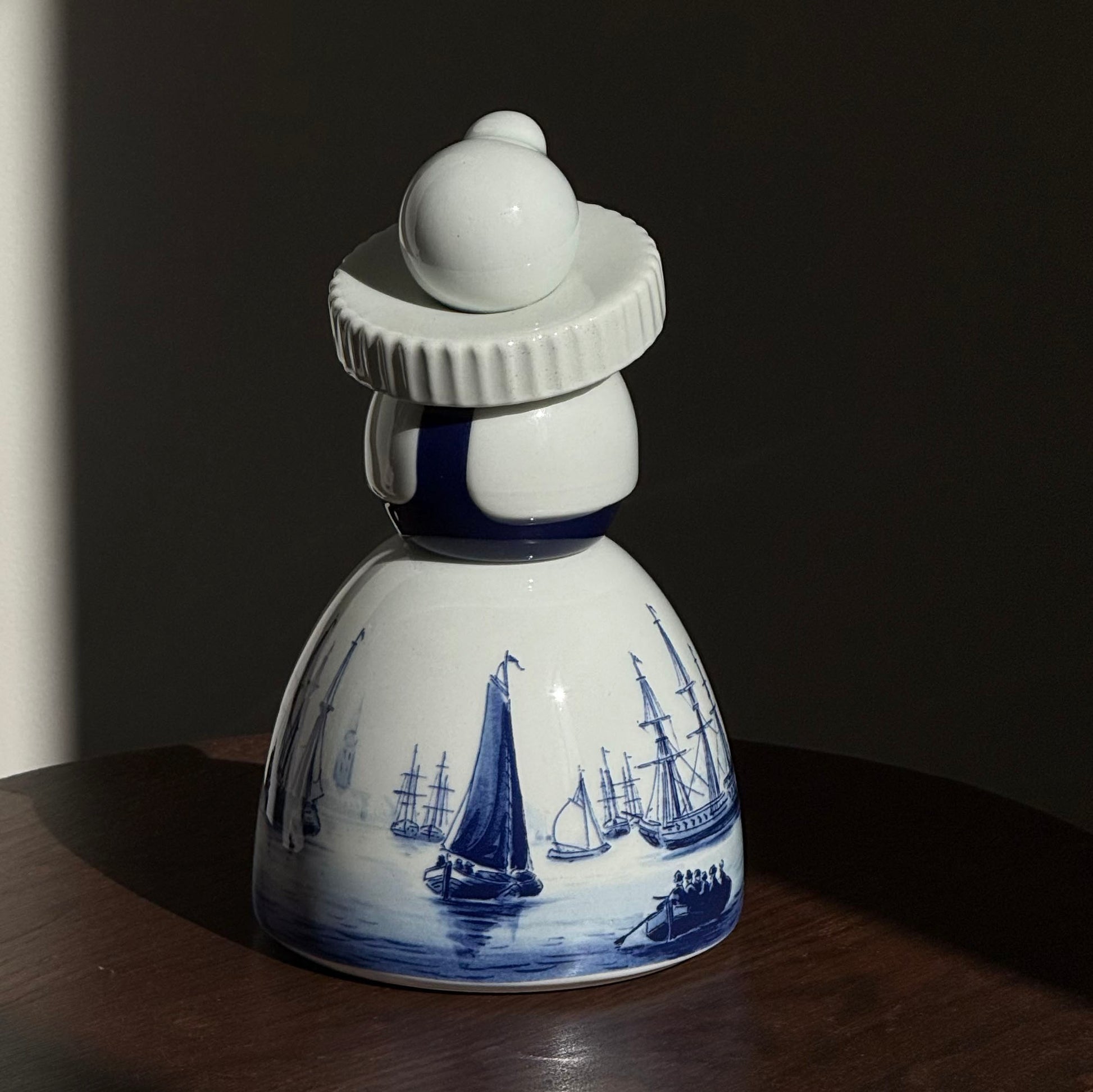 Proud Mary Royal Delft│Zicht op Amsterdam│art. 46612000│op houten tafel met schaduw