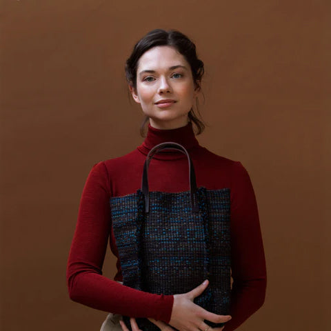Rafeltas Mini Blauw│Niki Giling voor Koda Amsterdam│art. RM489│model met tas in handen