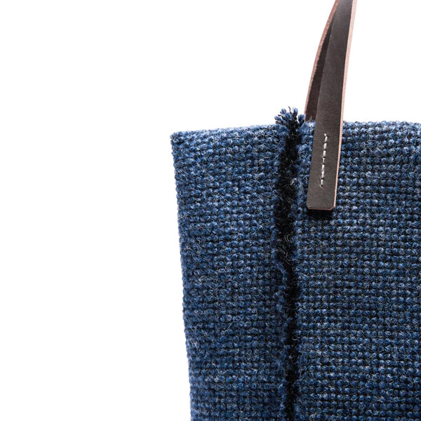 Rafeltas Mini Blauw│Niki Giling voor Koda Amsterdam│art. RM489│detail handvat en rafelrand