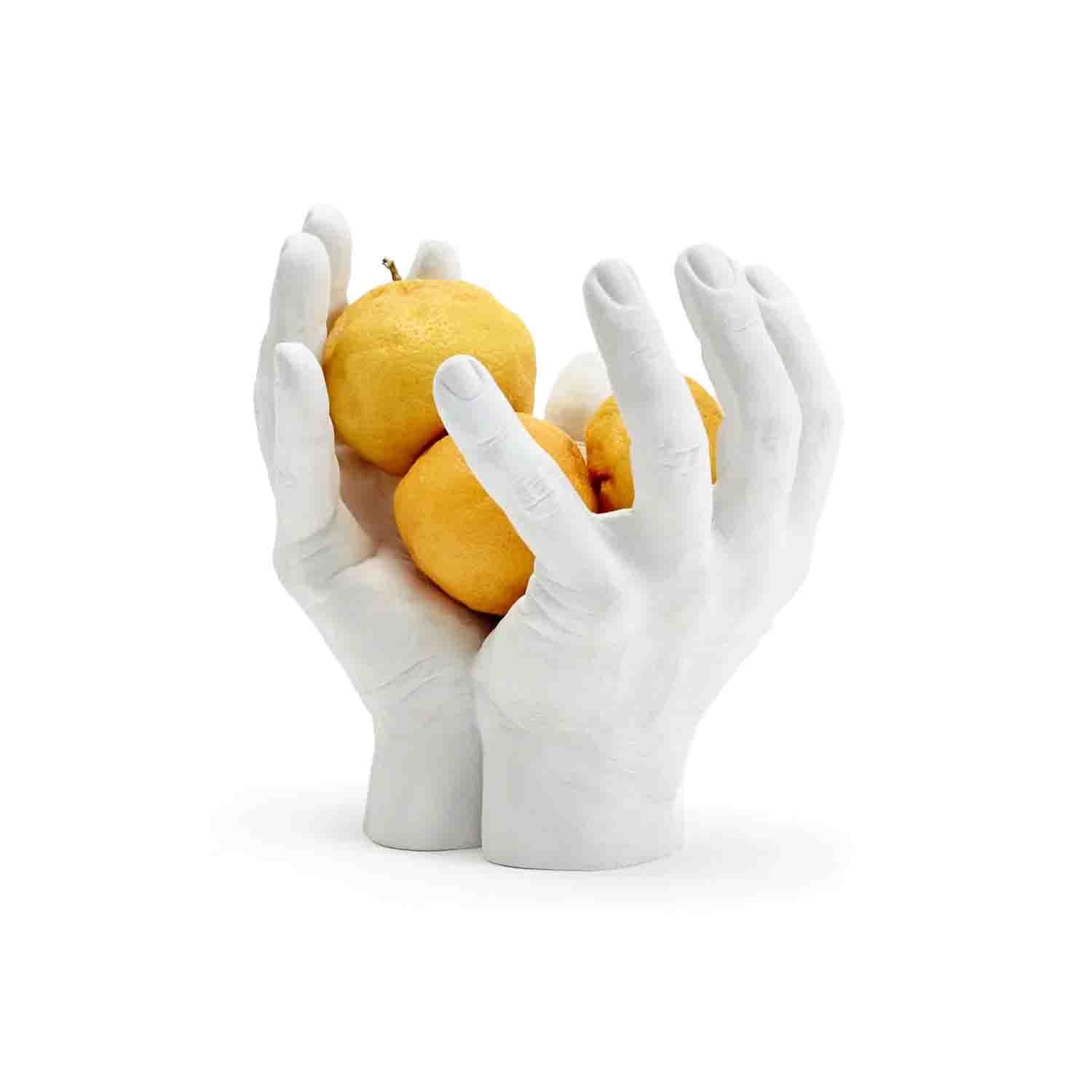 Reality Hand-Bowl│Harry Allen│Areaware│Fruitschaal in de vorm van echte handen│art. HARBHW│voorkant schuin met citroenen