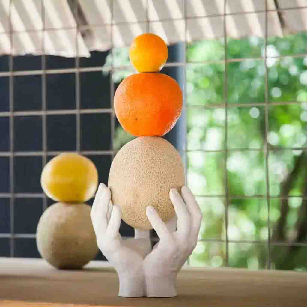 Reality Hand-Bowl│Harry Allen│Areaware│Fruitschaal in de vorm van echte handen│art. HARBHW│met fruit gestapeld