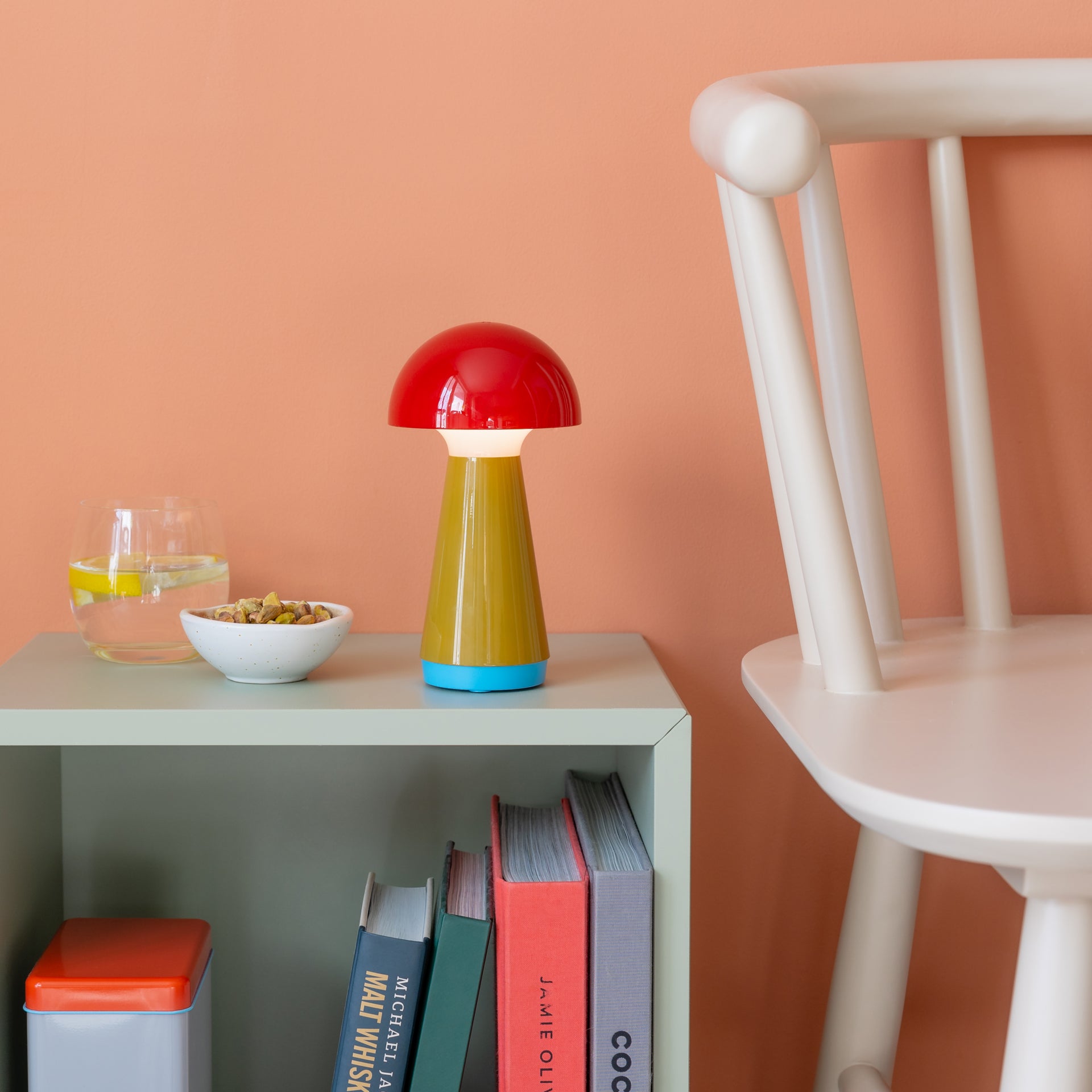 Bobbi Red Oplaadbare Tafellamp│Remember│art. LB31│op metalen boekenkastje naast houten stoel