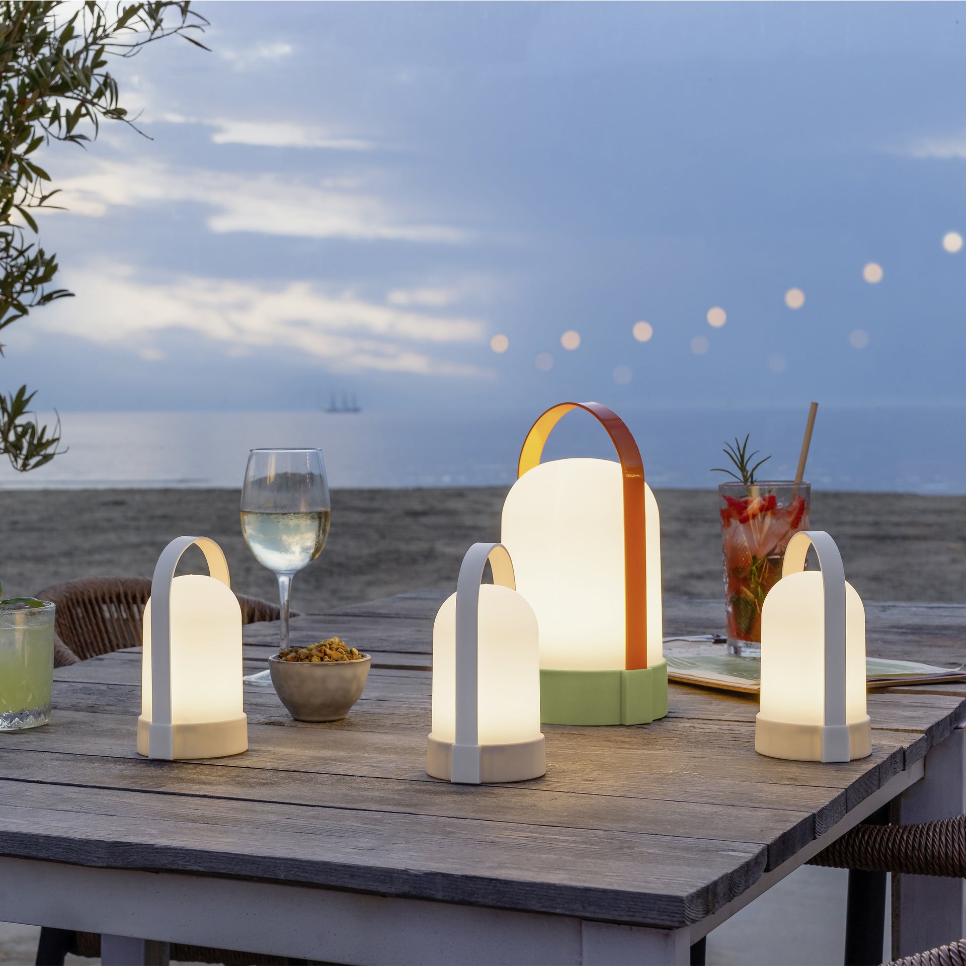Uri Juna Oplaadbare Tafellamp│Remember│art. LU08│op houten buitentafel met piccolo versie