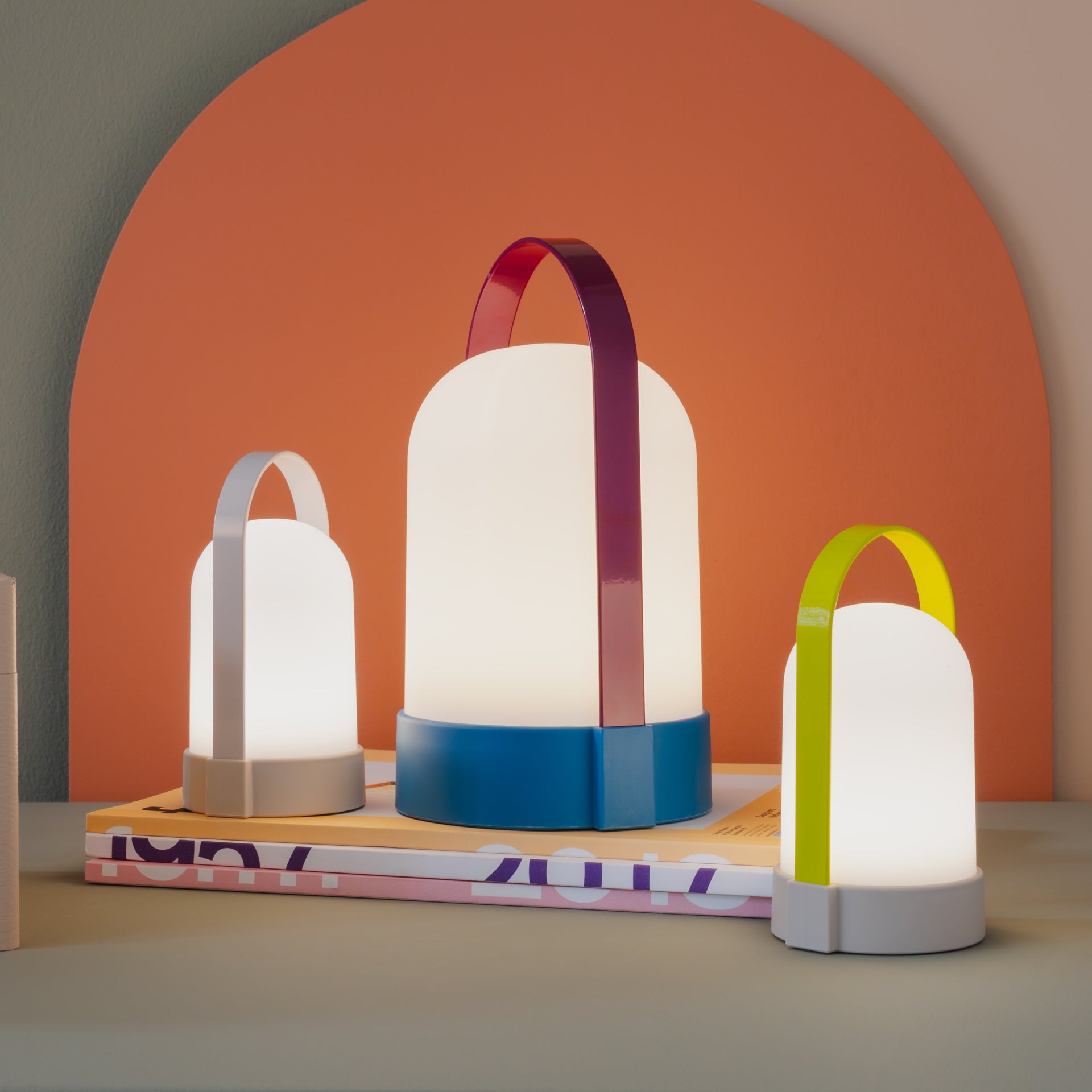 Uri Matz Oplaadbare Tafellamp│Remember│art. LU07│op stapel tijdschriften met piccolo versie