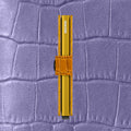 Secrid Miniwallet Cleo│art. MCL-OCHRE-BROWN│Pasjeshouder│zijaanzicht met leersoort op achtergrond